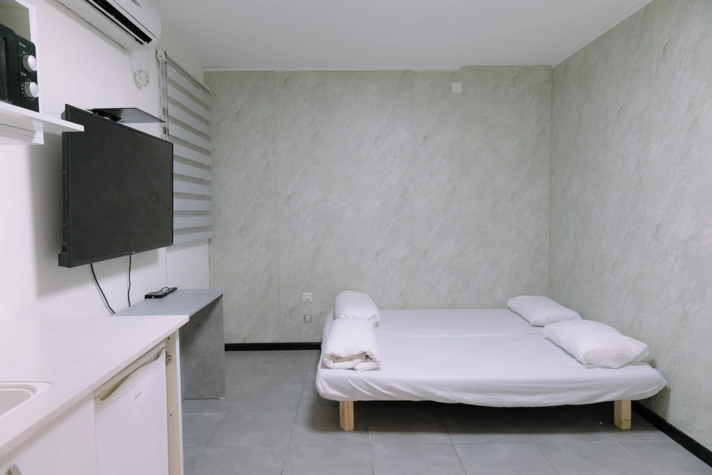 Bed in Rich apartments renovated & with modern design