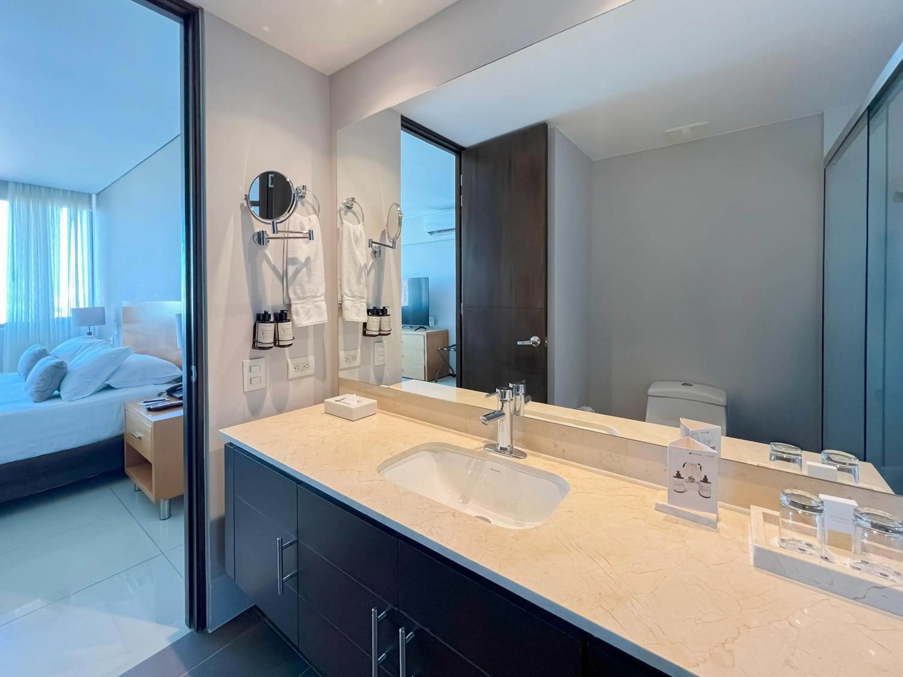 Bathroom, Bed in Estelar Apartamentos Barranquilla