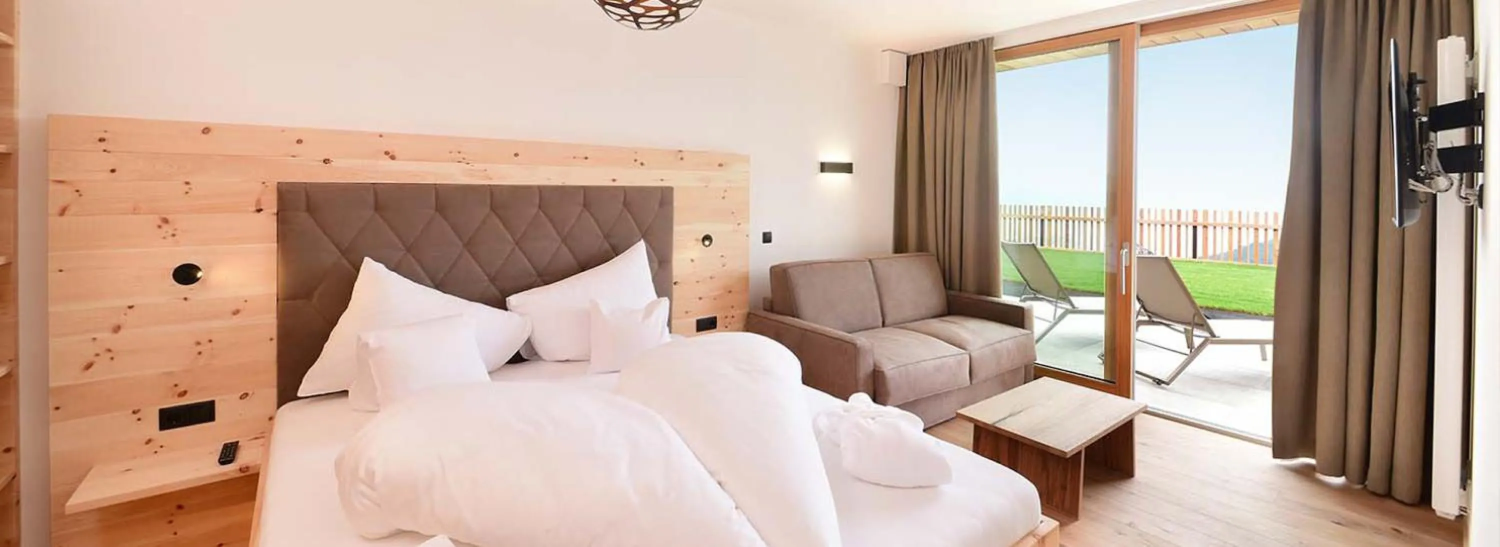 Bed in Tratterhof Mountain Sky Hotel