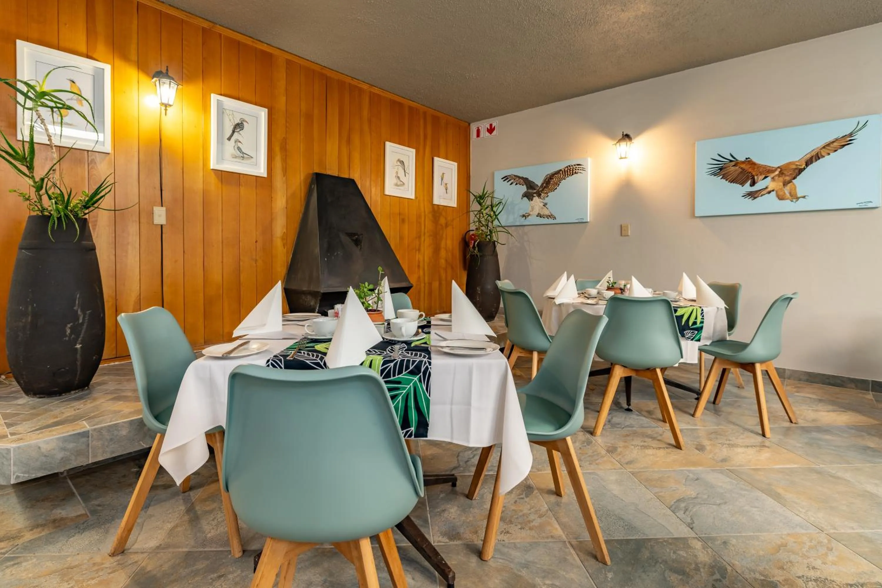 Restaurant/places to eat in Hotel Numbi & Garden Suites