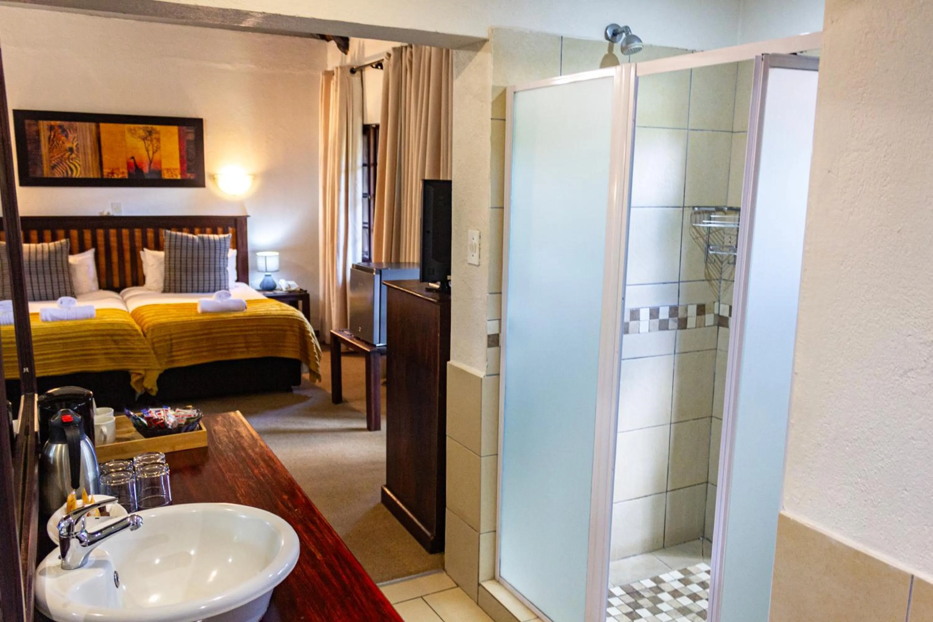 Shower, Bed in Hotel Numbi & Garden Suites