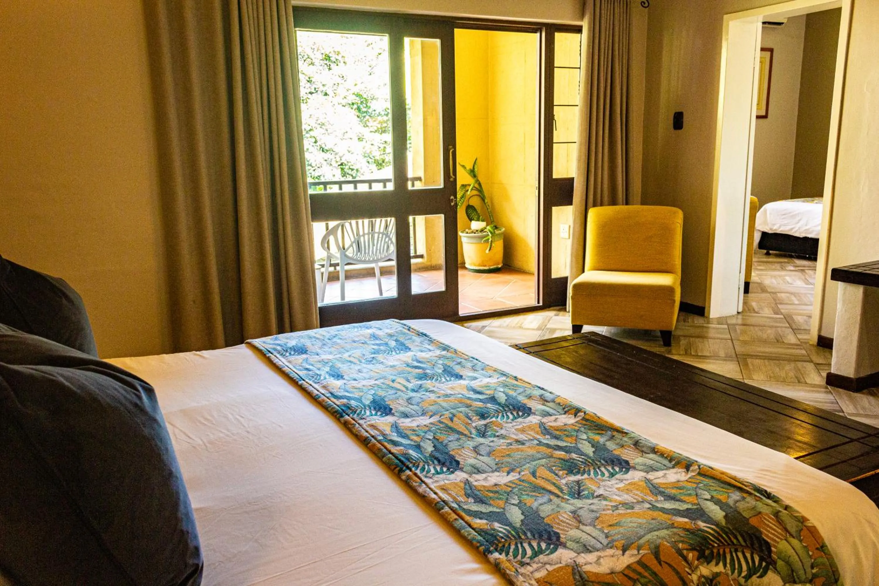 Bedroom, Bed in Hotel Numbi & Garden Suites