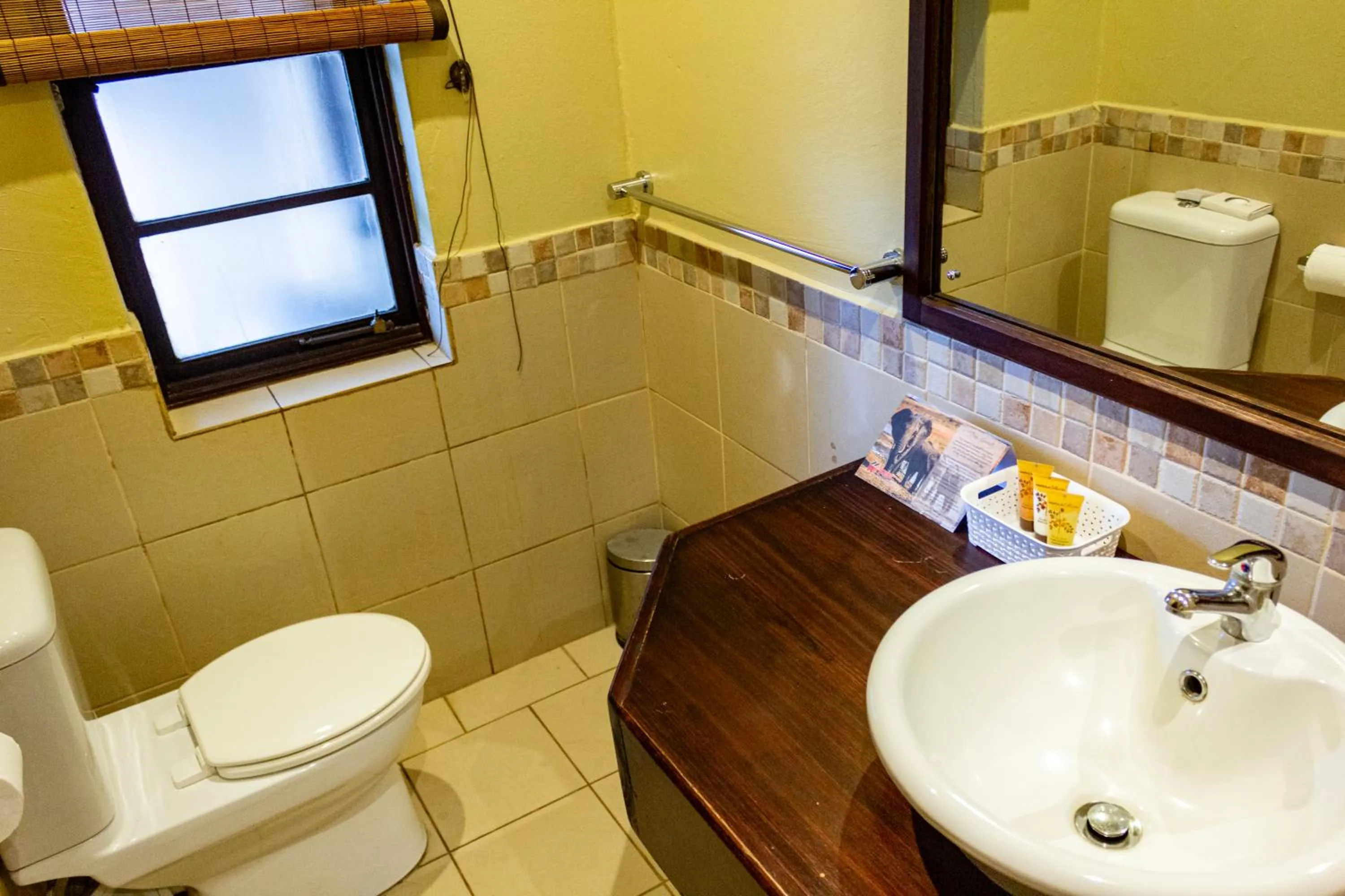 Toilet in Hotel Numbi & Garden Suites