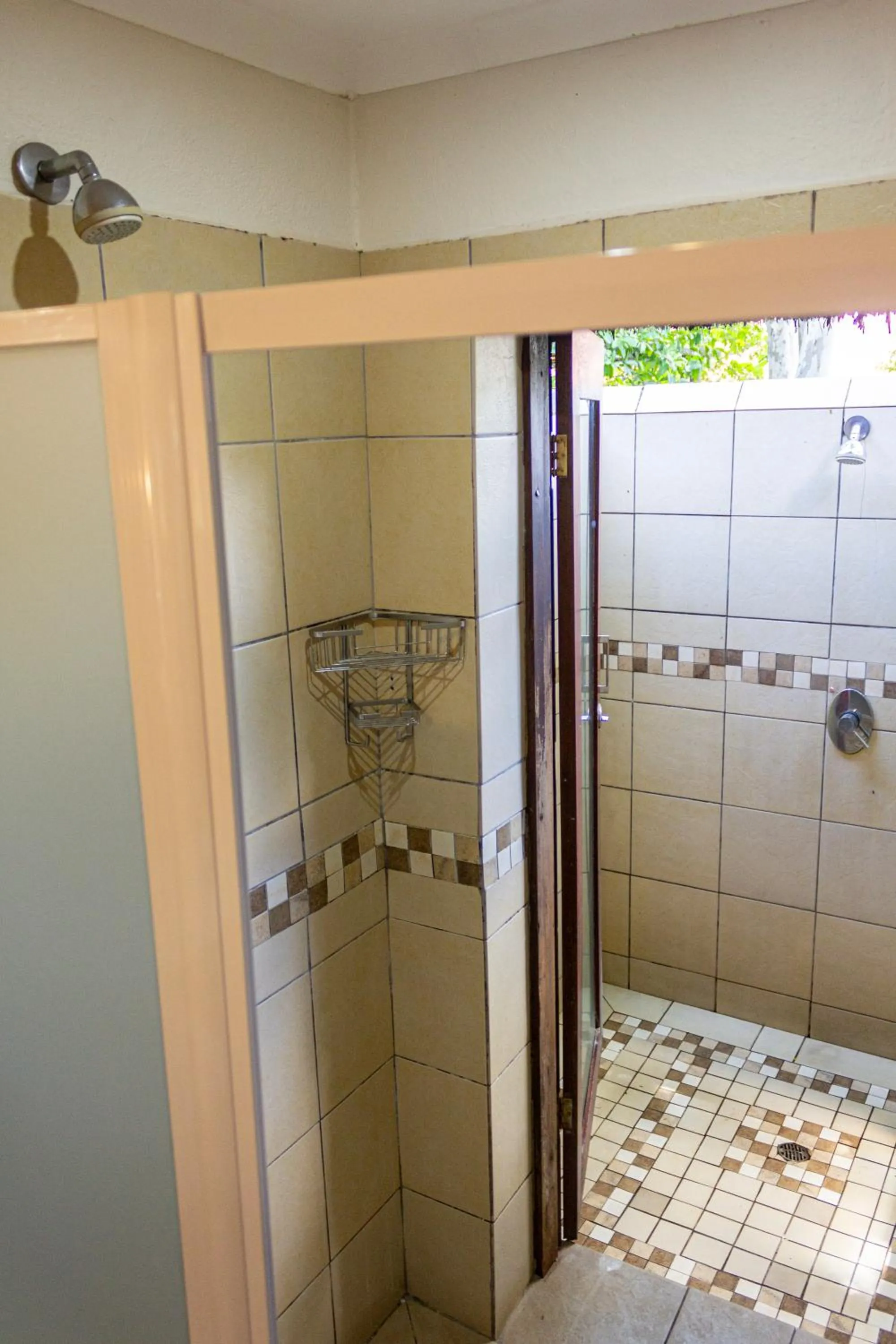 Shower in Hotel Numbi & Garden Suites