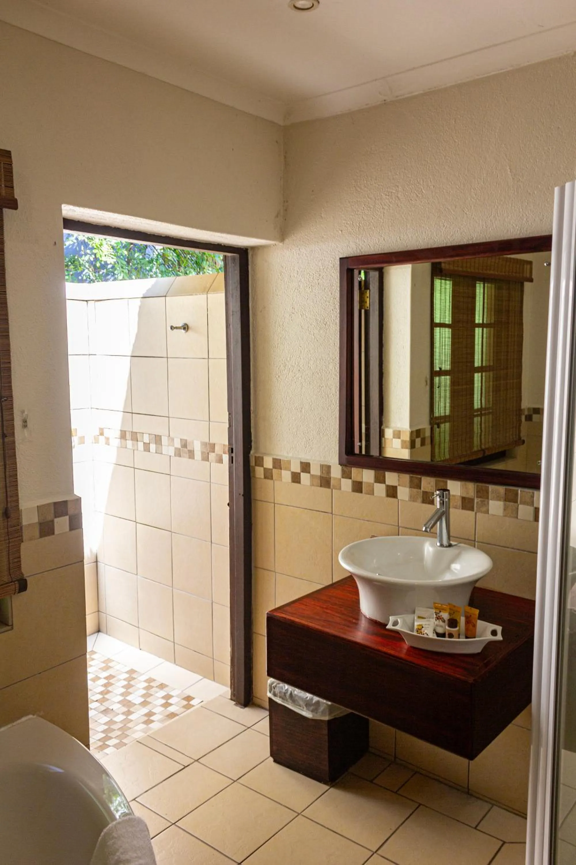 Shower in Hotel Numbi & Garden Suites