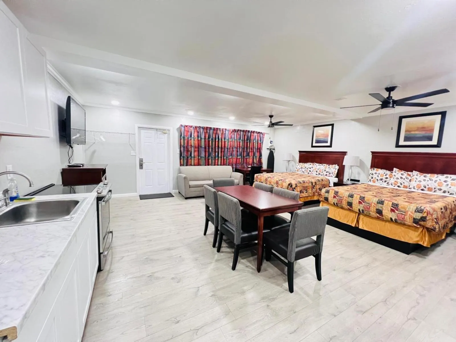 Bed in Sunshine Inn & Suites Venice, Florida