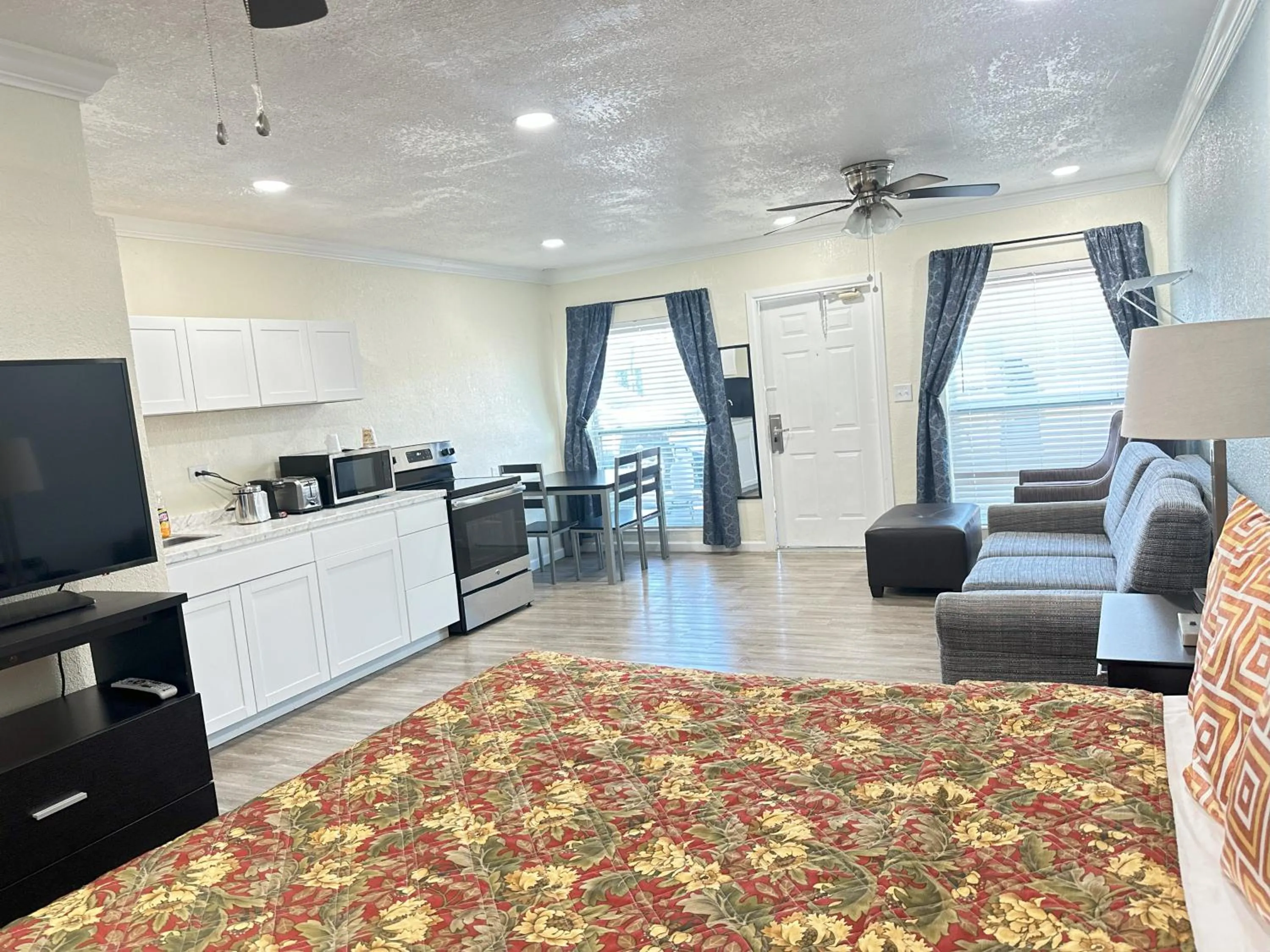 Bed in Sunshine Inn & Suites Venice, Florida