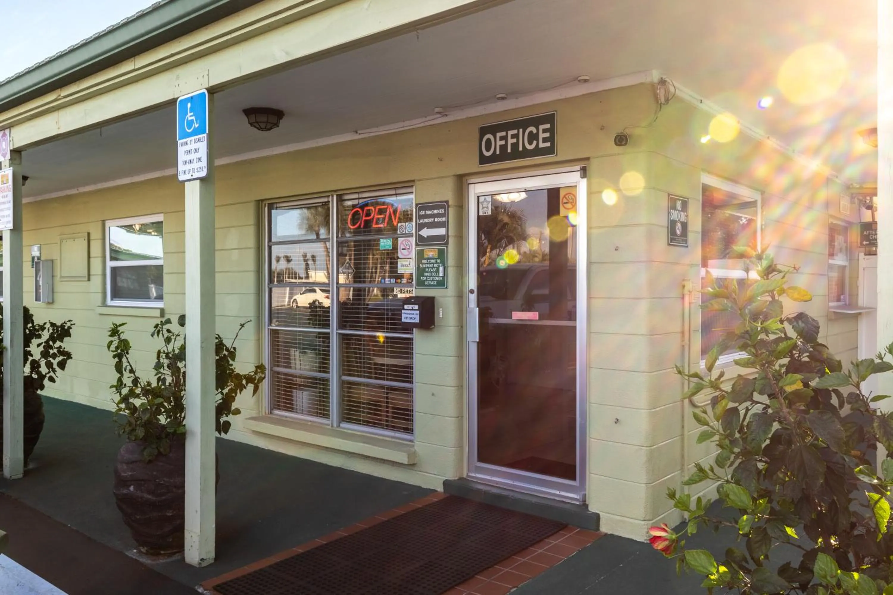 Facade/entrance in Sunshine Inn & Suites Venice, Florida