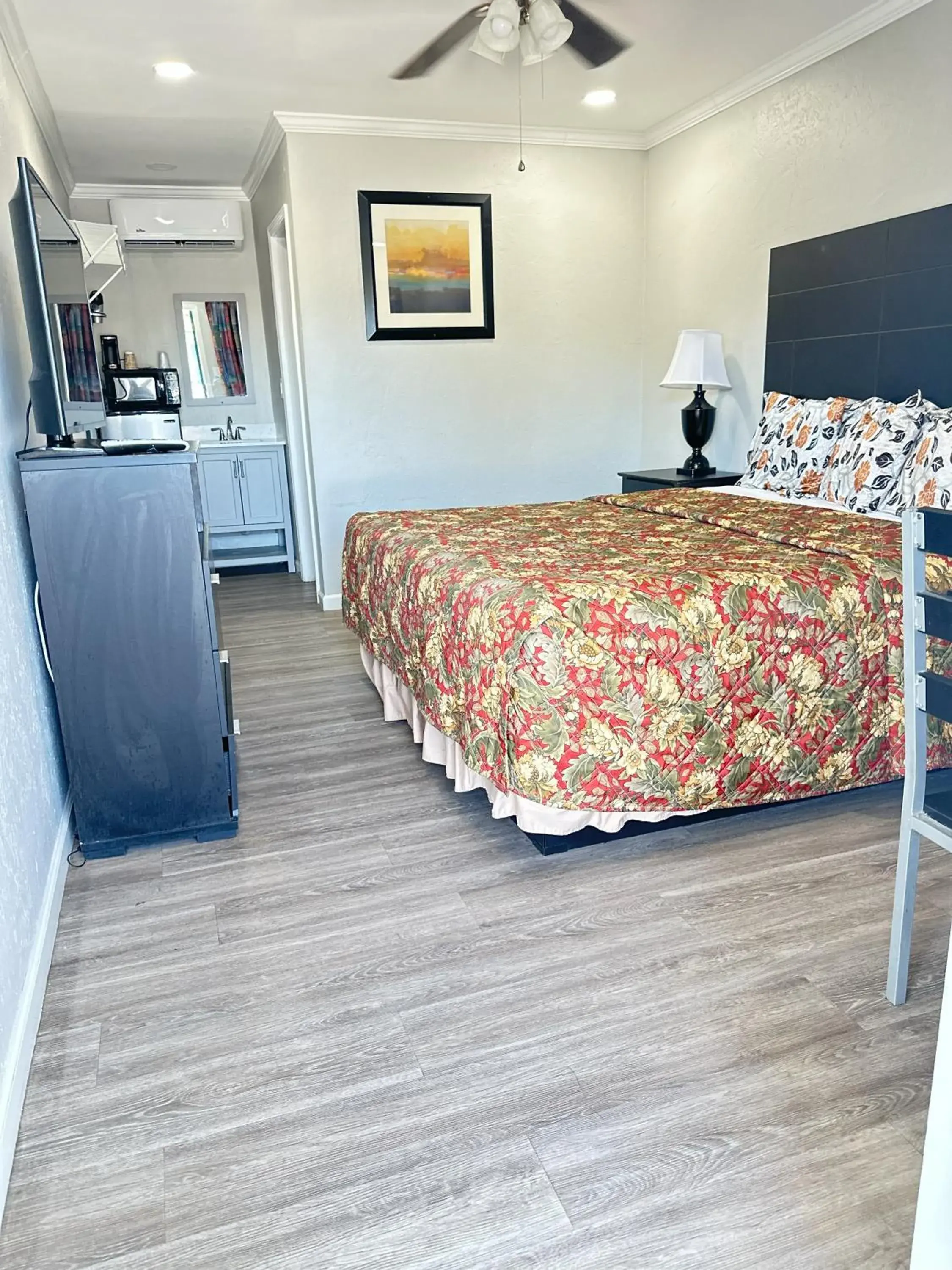 Standard Room with One King Bed - Non-Smoking in Sunshine Inn & Suites Venice, Florida Standard Room with One King Bed - Non-Smoking in Sunshine Inn & Suites Venice, Florida