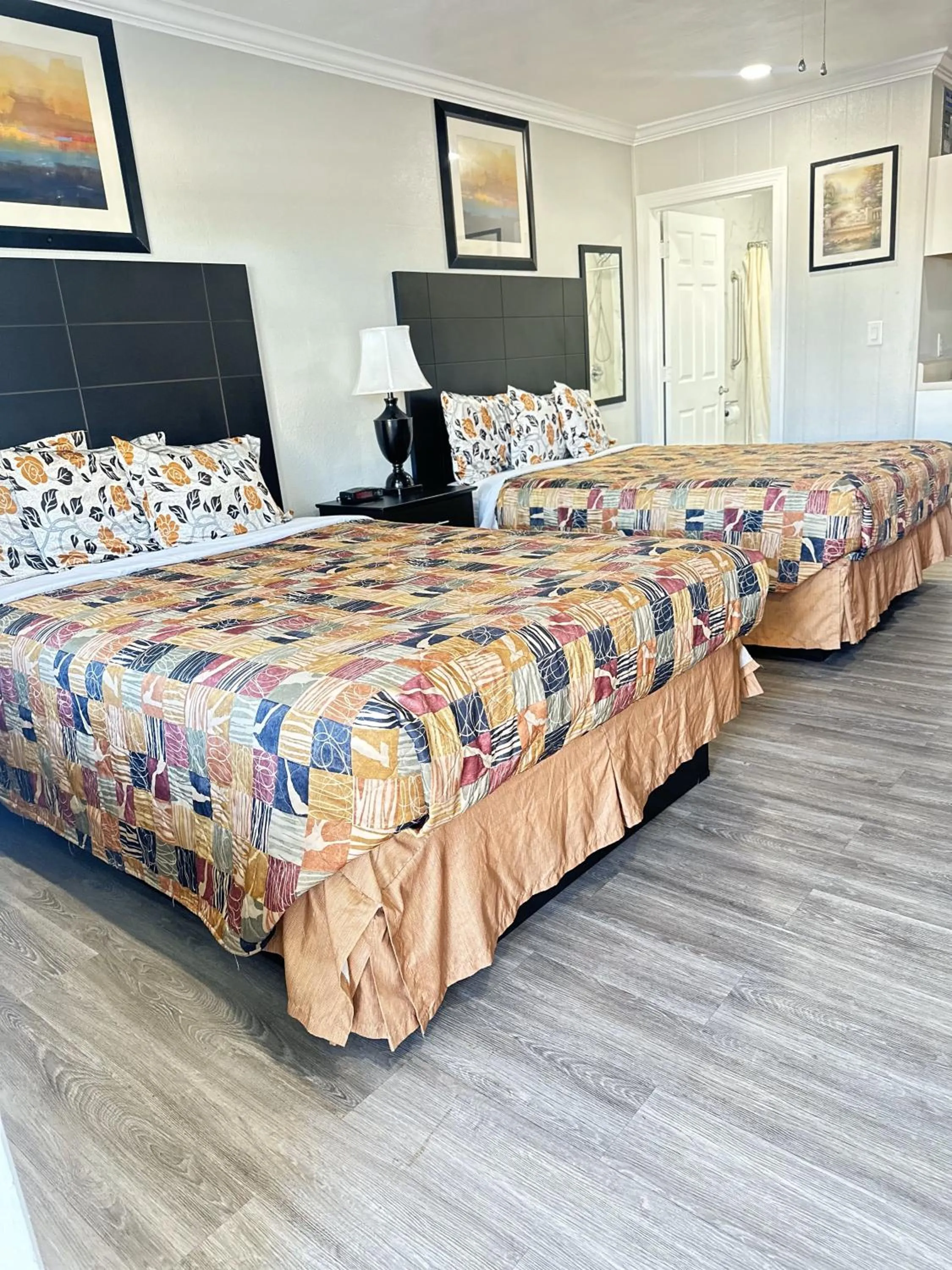 Bed in Sunshine Inn & Suites Venice, Florida