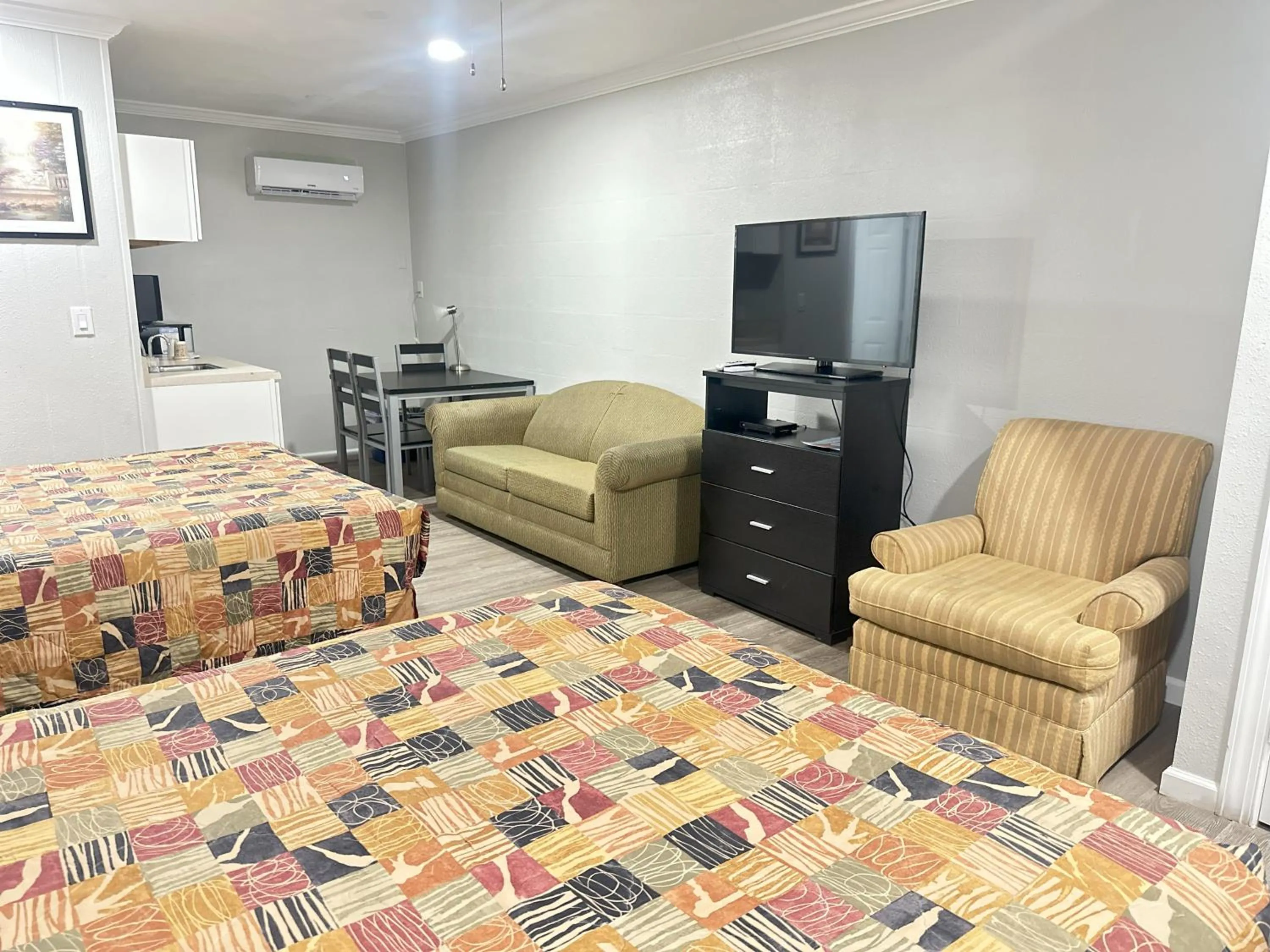 Bed in Sunshine Inn & Suites Venice, Florida