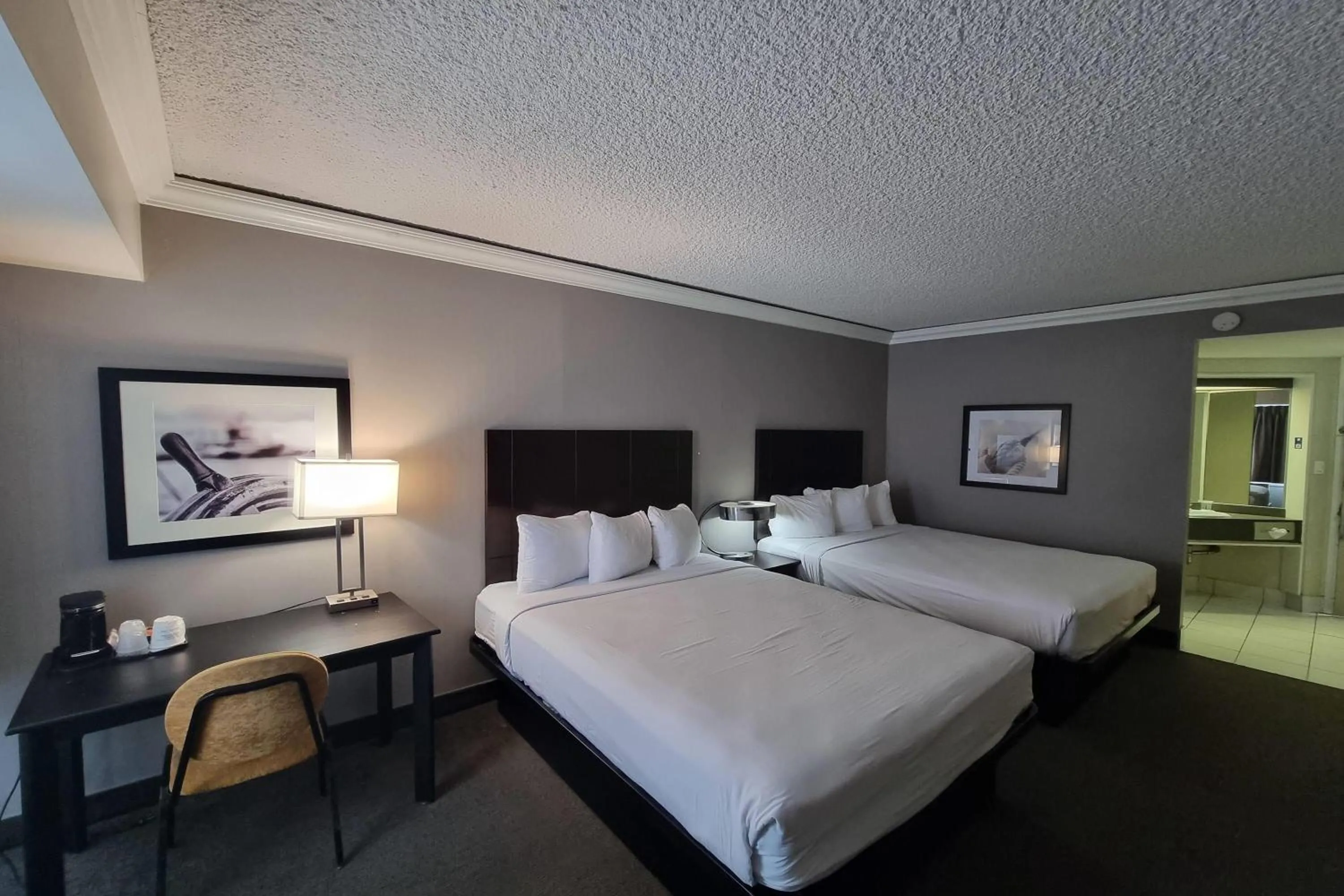 Photo of the whole room, Bed in Travelodge by Wyndham Trois-Rivieres