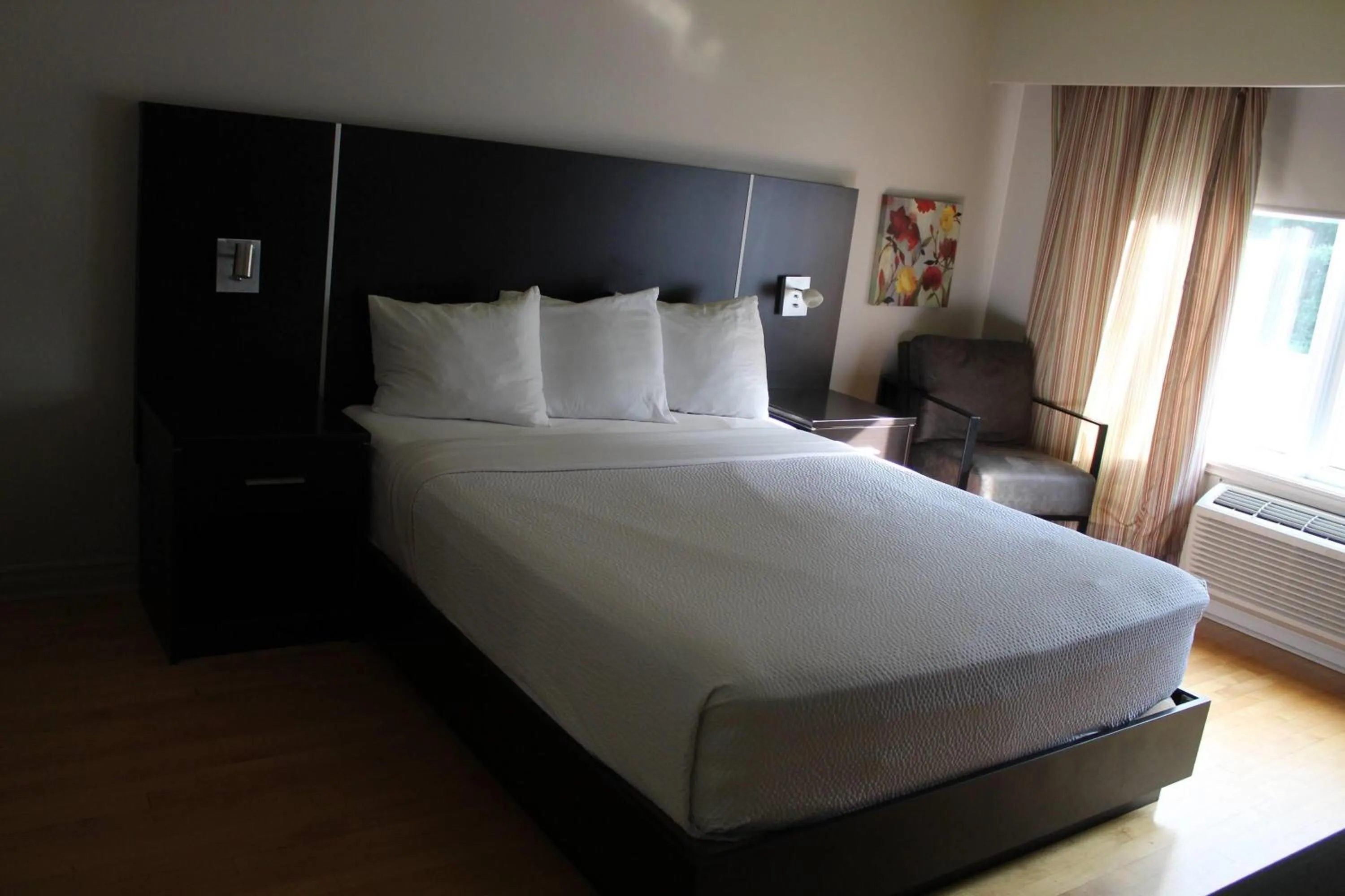 Photo of the whole room, Bed in Travelodge by Wyndham Trois-Rivieres