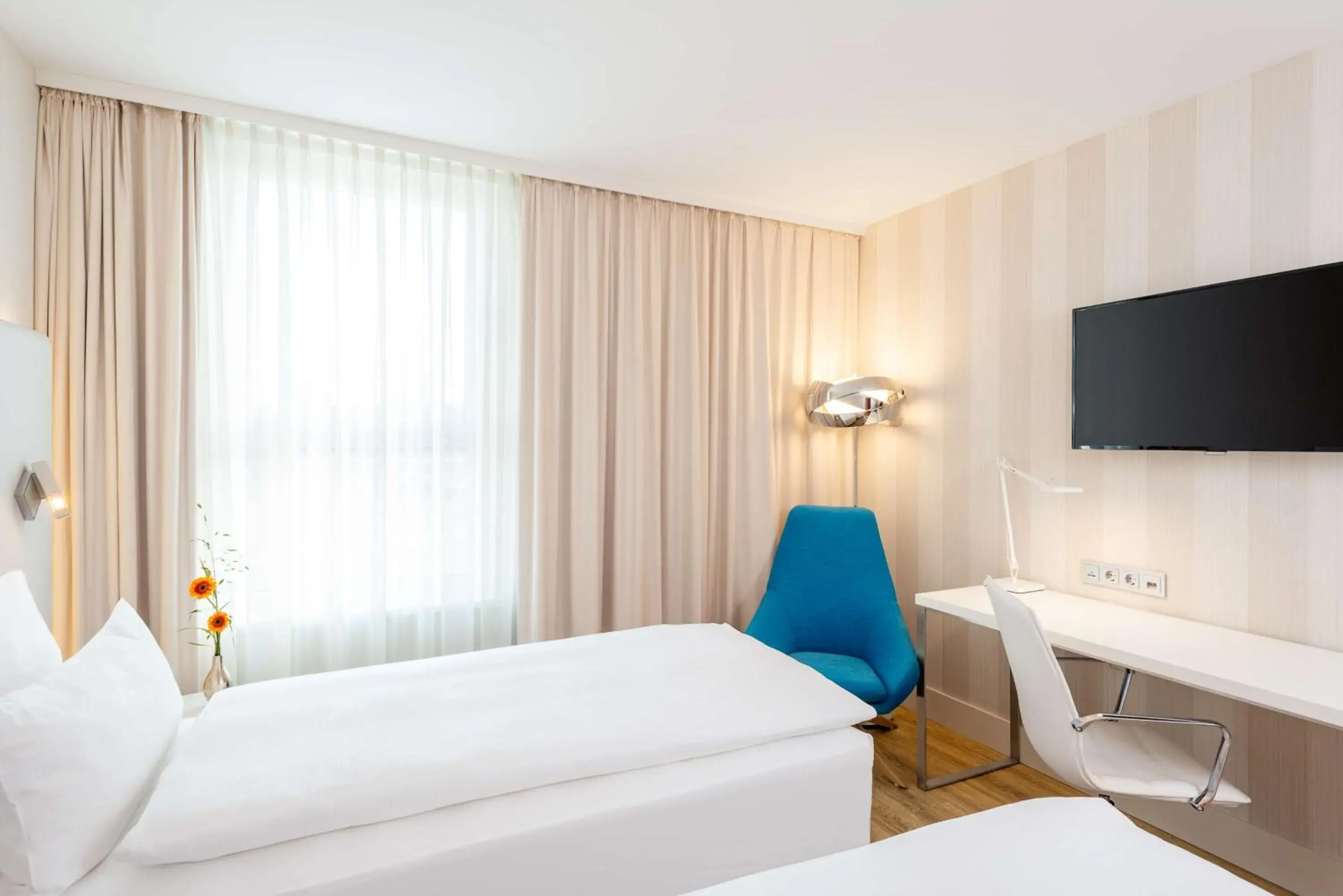 Photo of the whole room, Bed in NH Essen Photo of the whole room, Bed in NH Essen