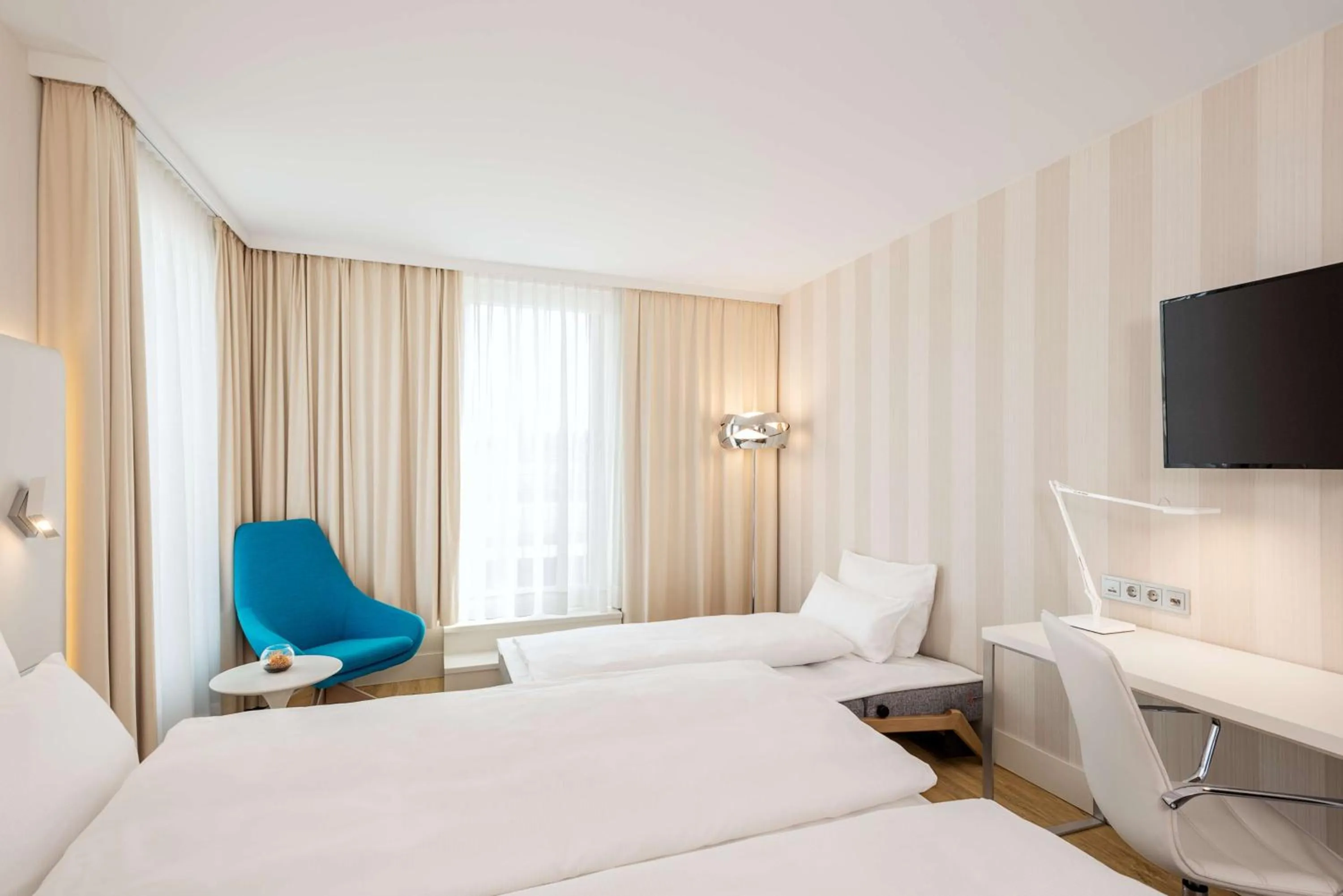 Photo of the whole room, Bed in NH Essen