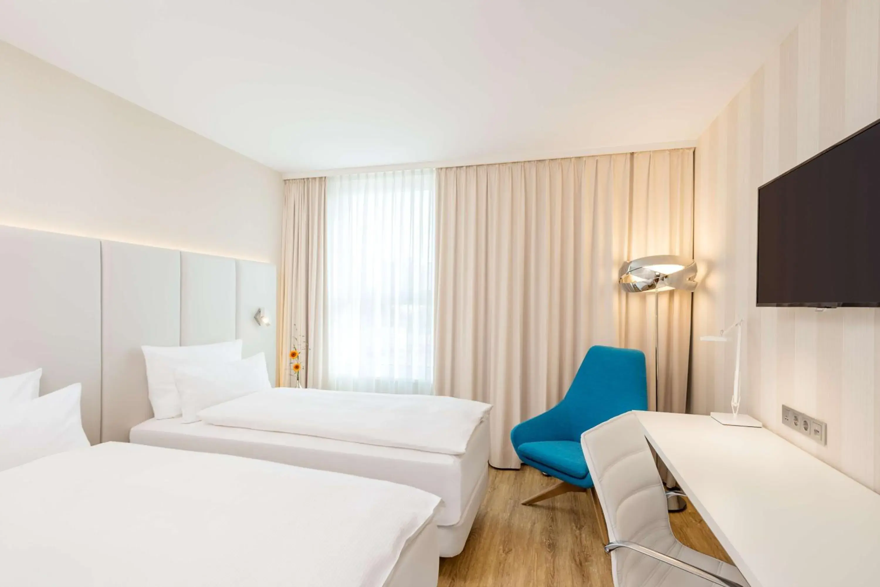 Photo of the whole room, Bed in NH Essen Photo of the whole room, Bed in NH Essen