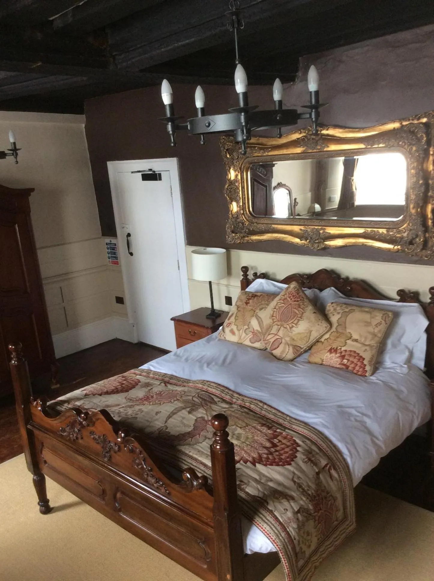 Bed in The New Inn