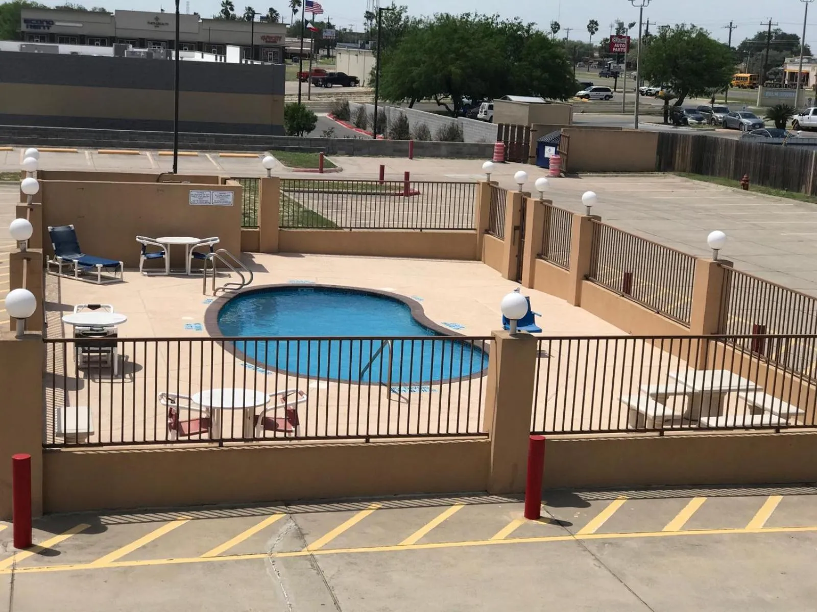Swimming pool in Texas Inn & Suites