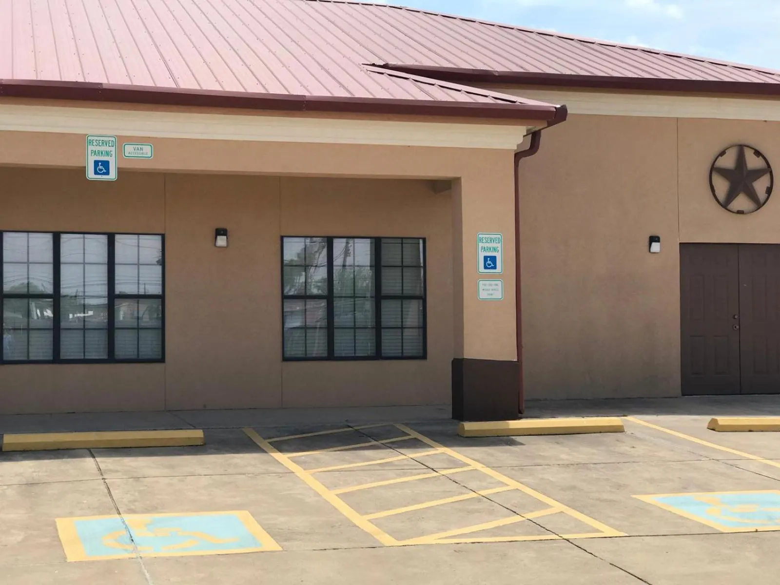 Property building in Texas Inn & Suites