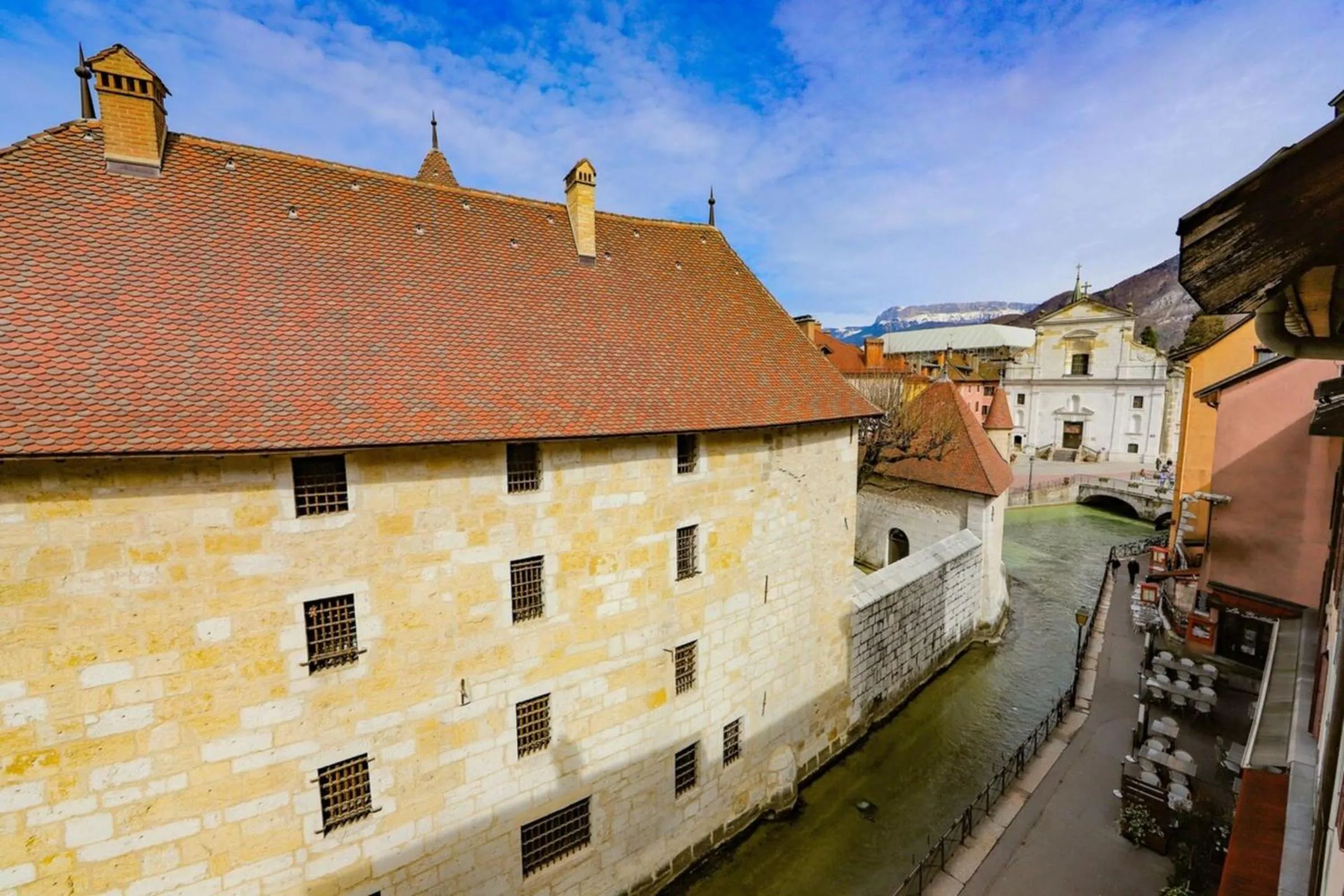 2 bd apartment with sauna in the center of Annecy