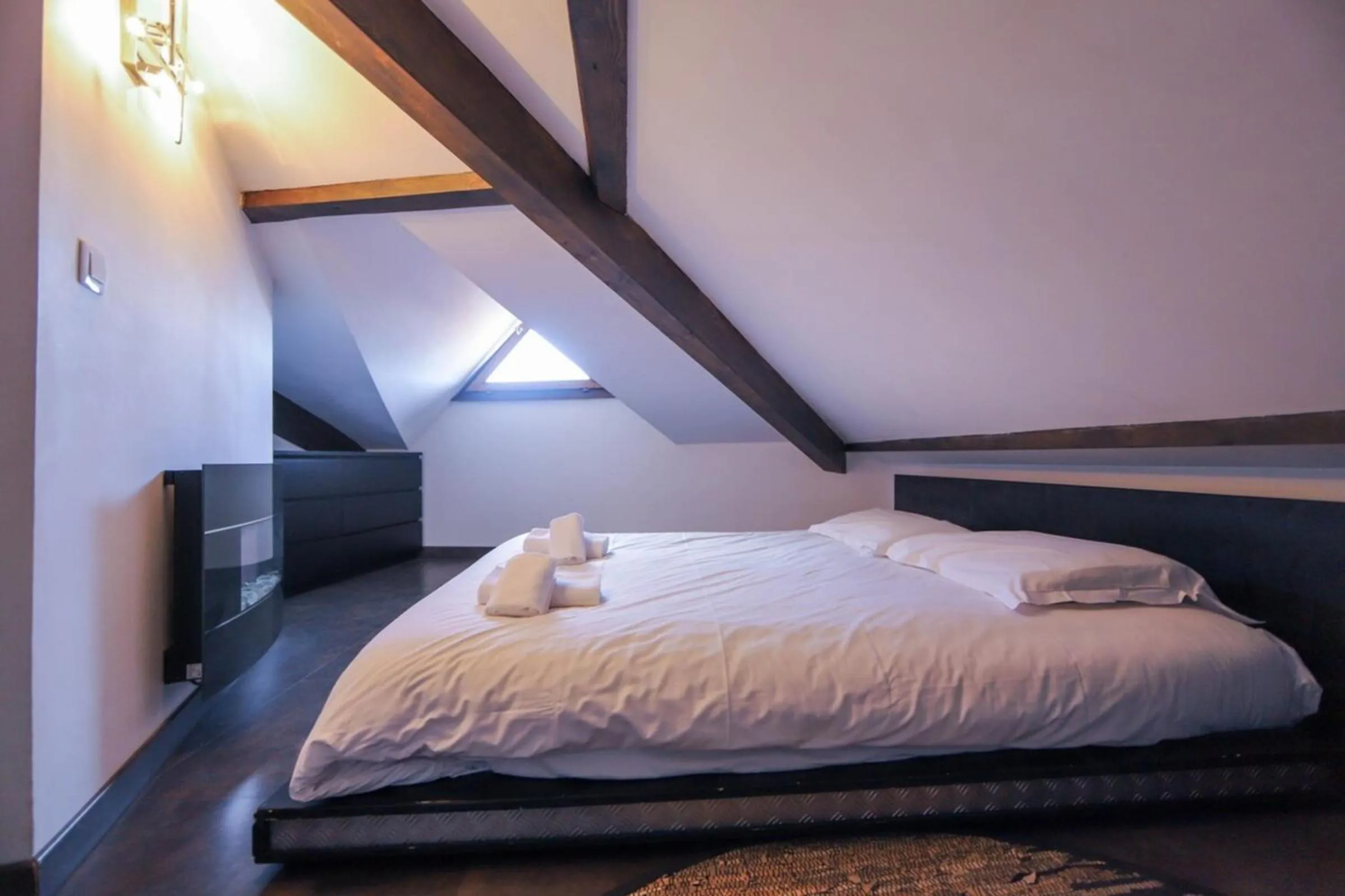 Bed in 2 bd apartment with sauna in the center of Annecy
