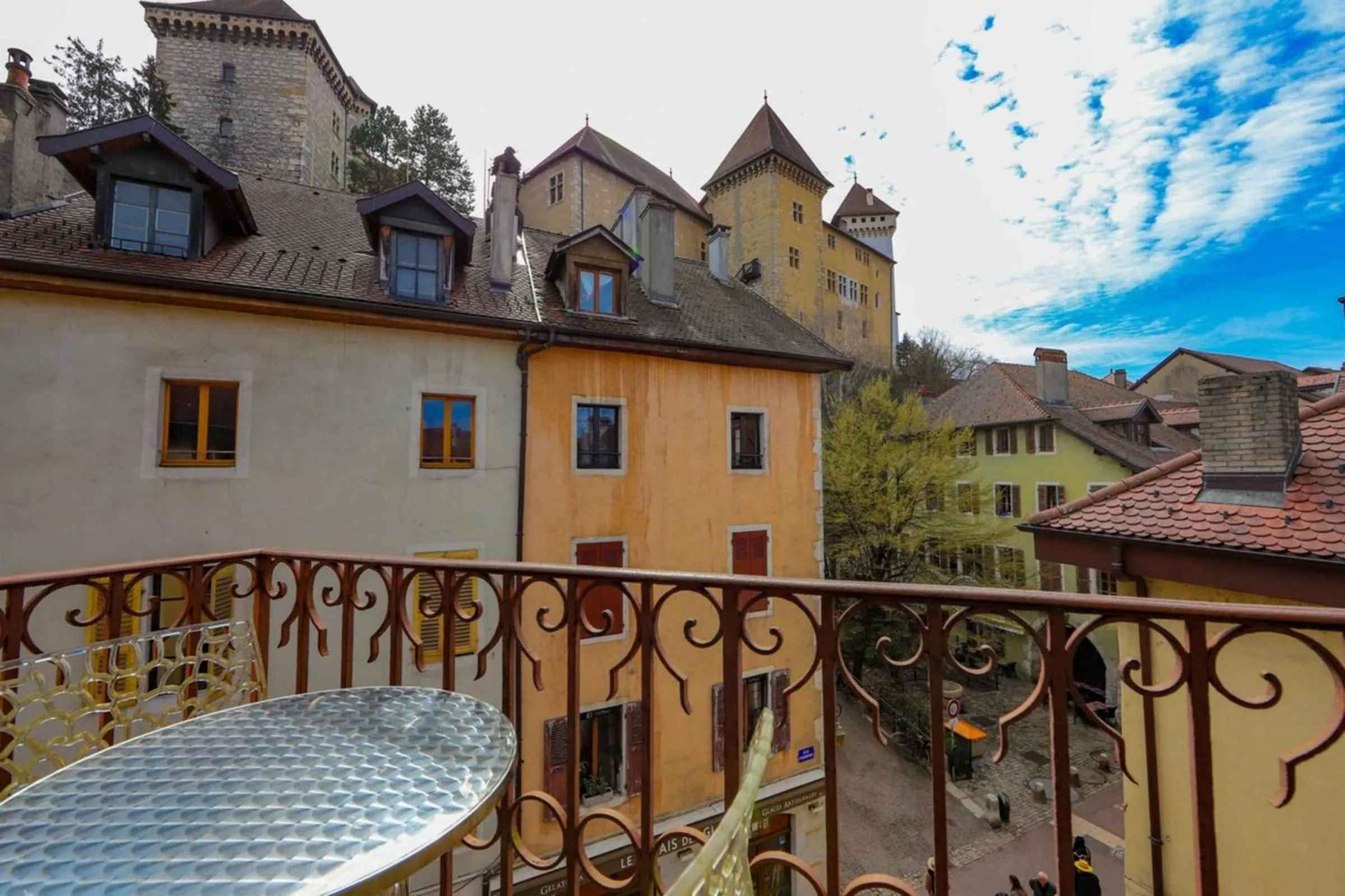 2 bd apartment with sauna in the center of Annecy