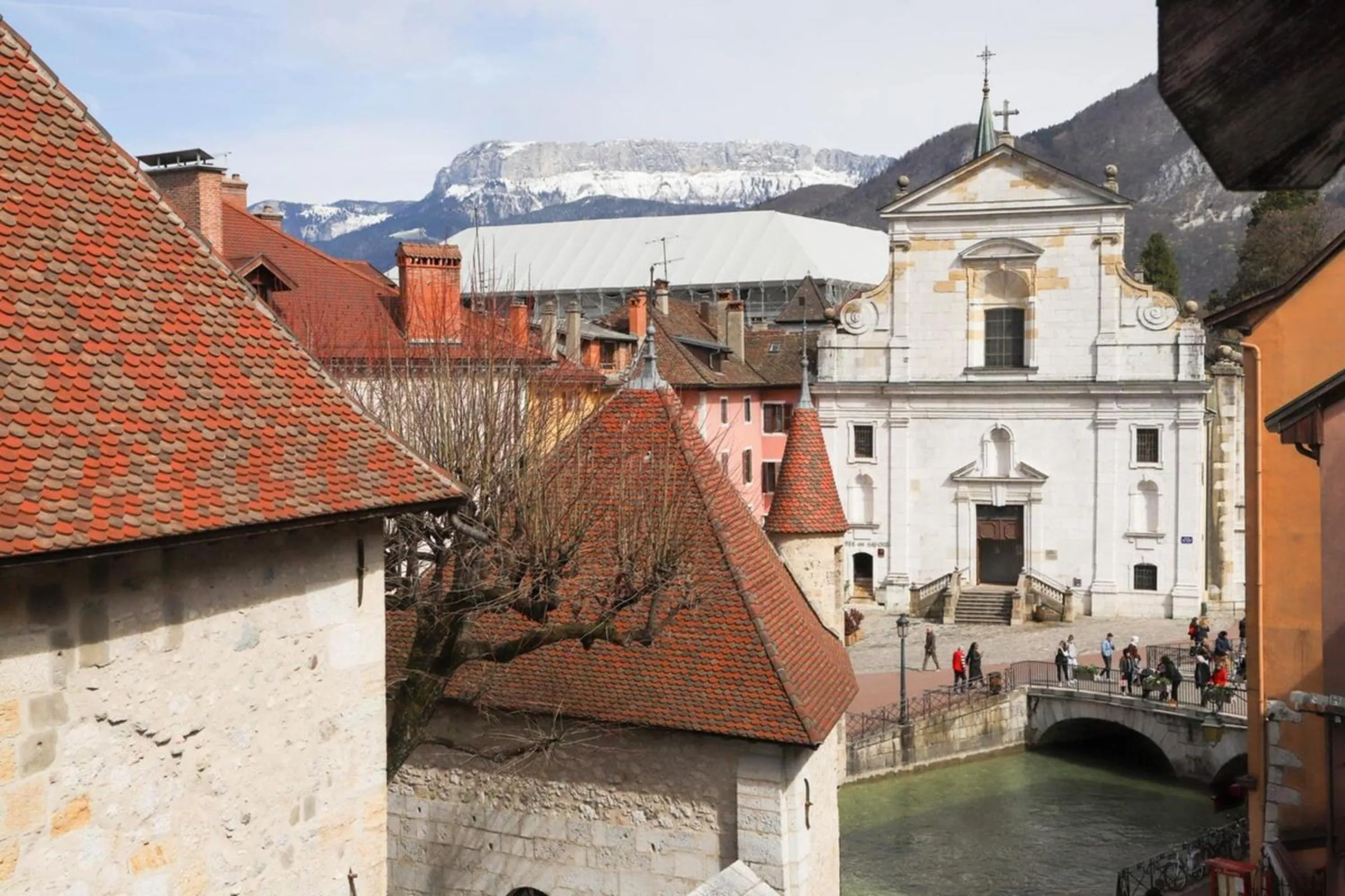 2 bd apartment with sauna in the center of Annecy