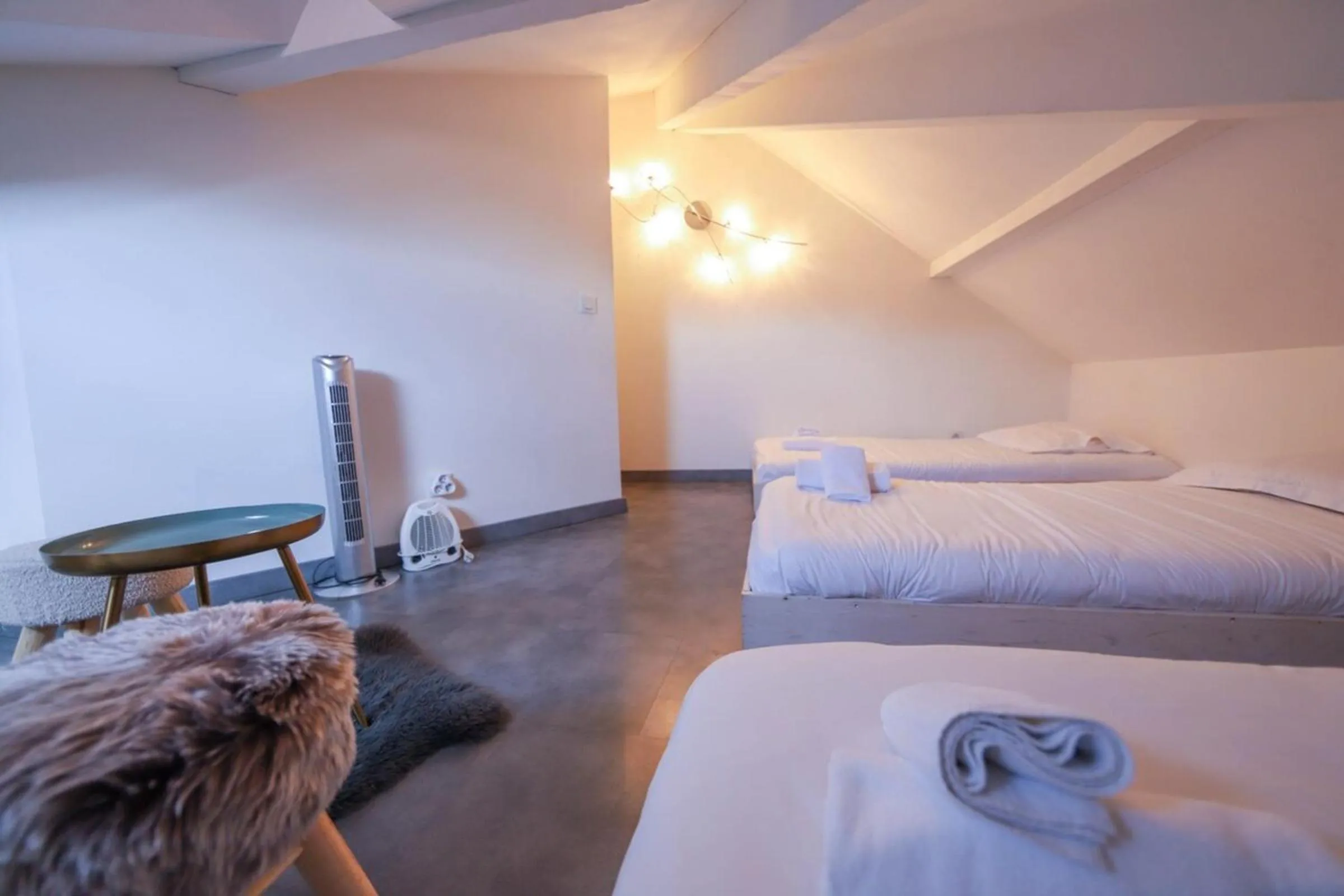 Bed in 2 bd apartment with sauna in the center of Annecy