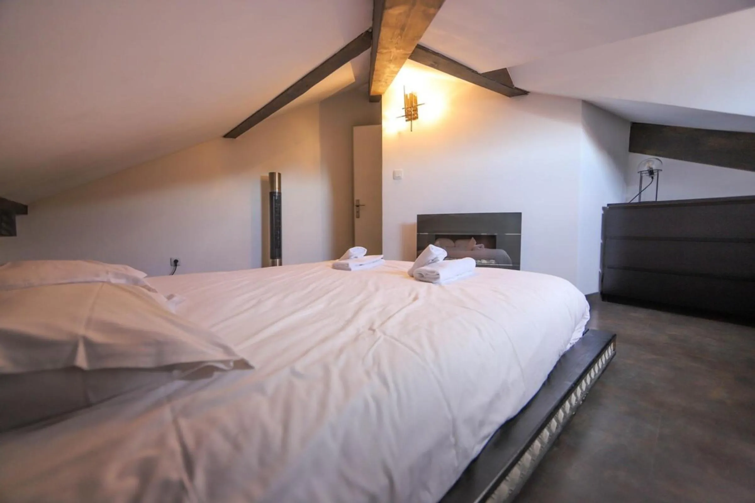 Bed in 2 bd apartment with sauna in the center of Annecy