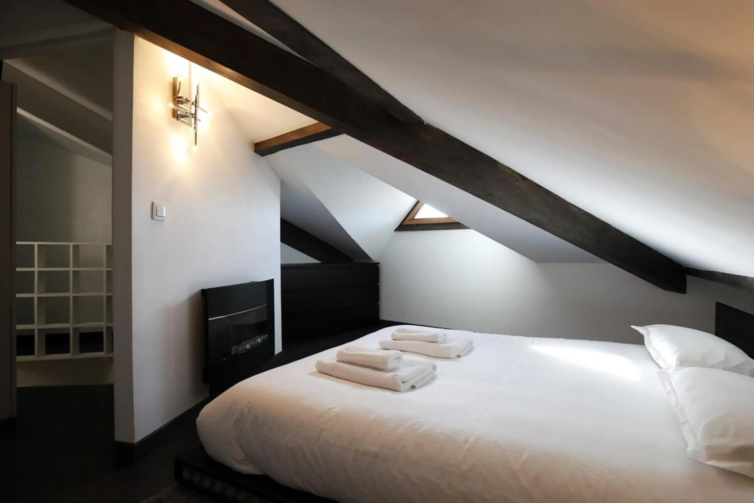 Bed in 2 bd apartment with sauna in the center of Annecy