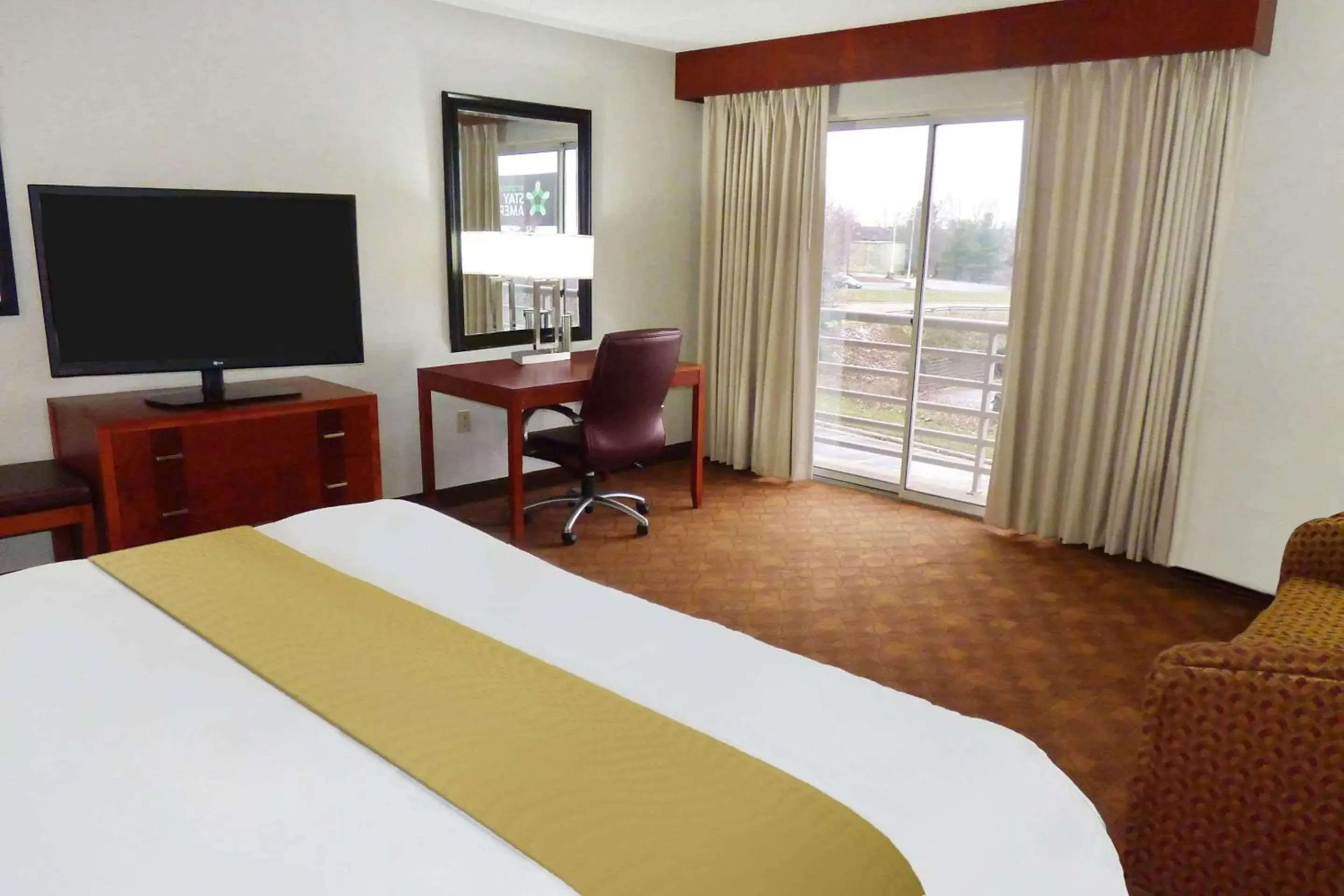 Bedroom, Bed in Radisson Akron-Fairlawn Copley Bedroom, Bed in Radisson Akron-Fairlawn Copley