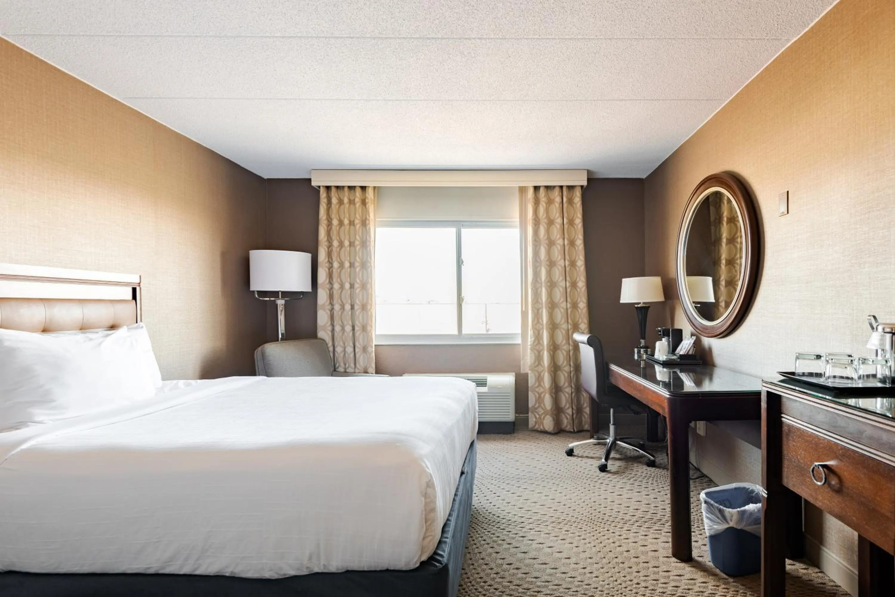 Bedroom, Bed in Wyndham Omaha Hotel - West Dodge