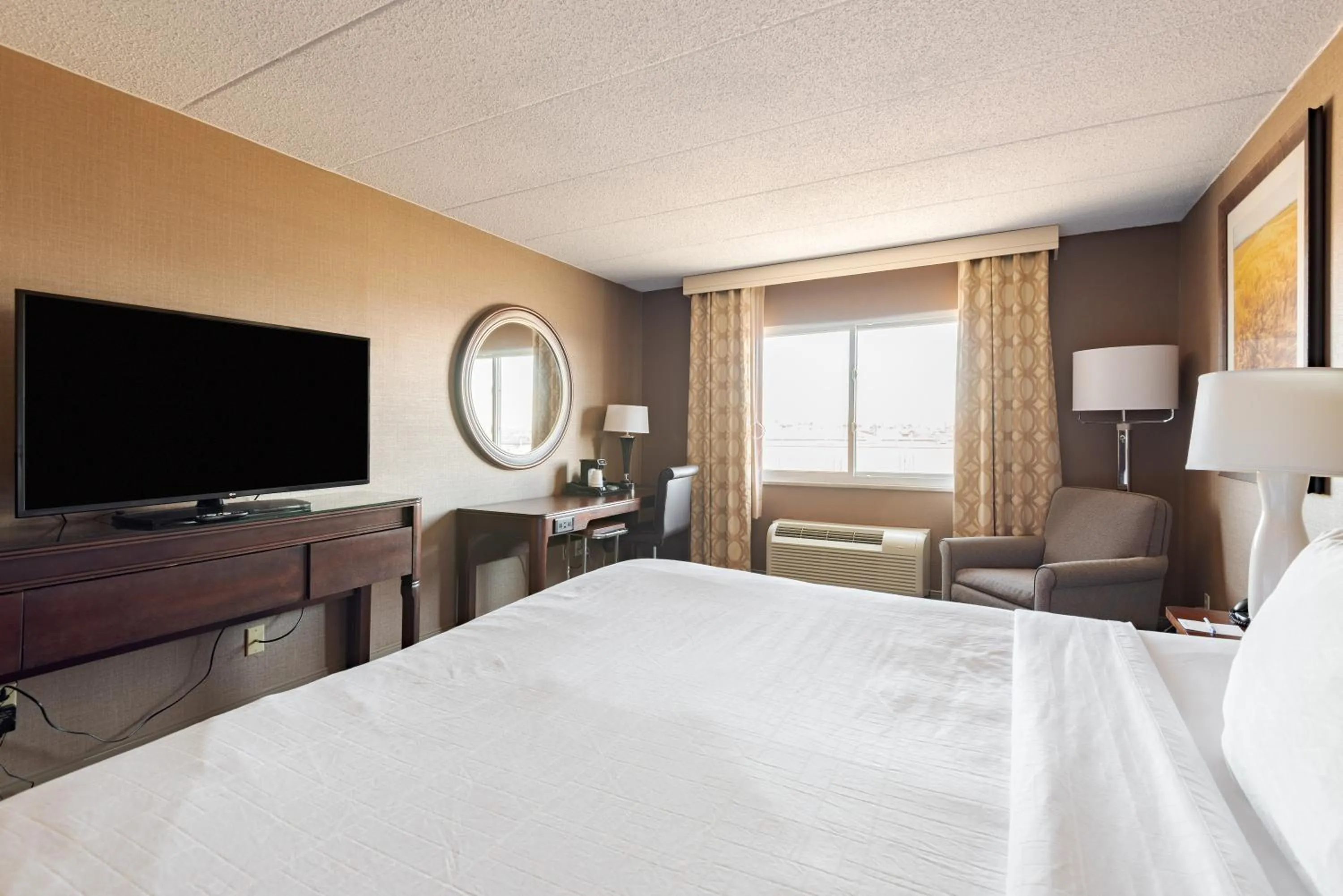 Bedroom, Bed in Wyndham Omaha Hotel - West Dodge