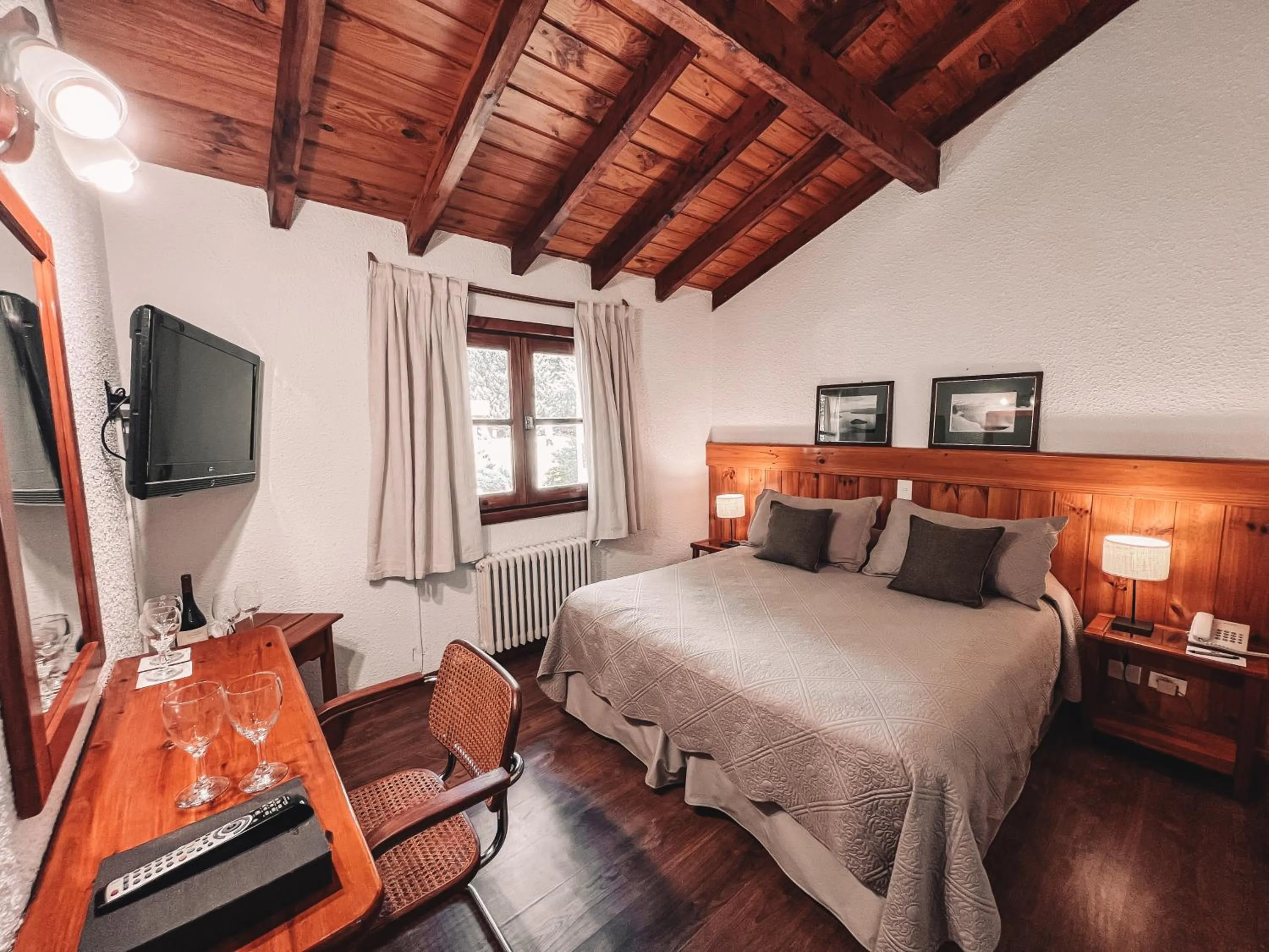 Bedroom, Bed in Hotel Catedral Patagonia Ski & Wellness