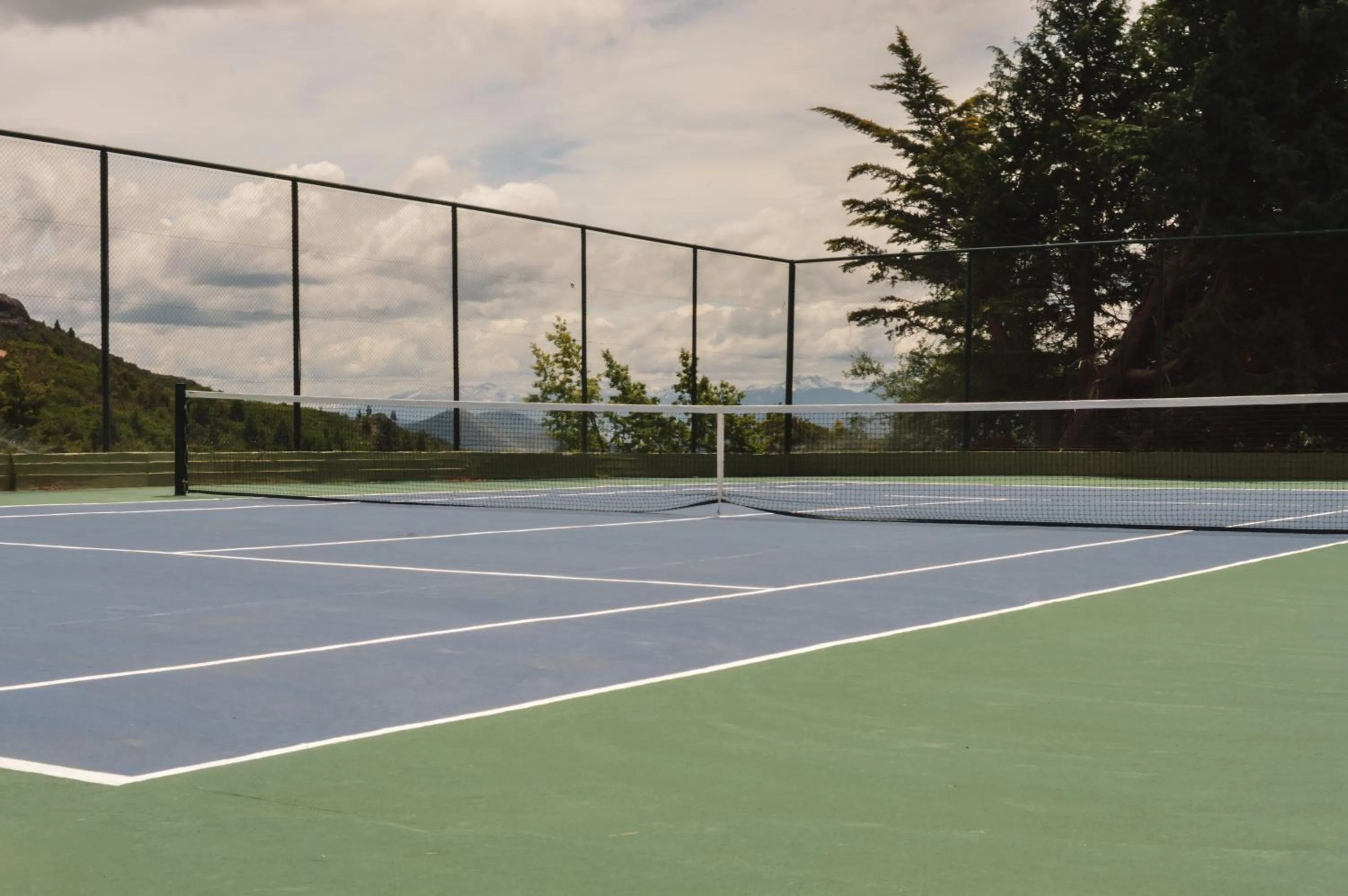 Tennis court in Hotel Catedral Patagonia Ski & Wellness