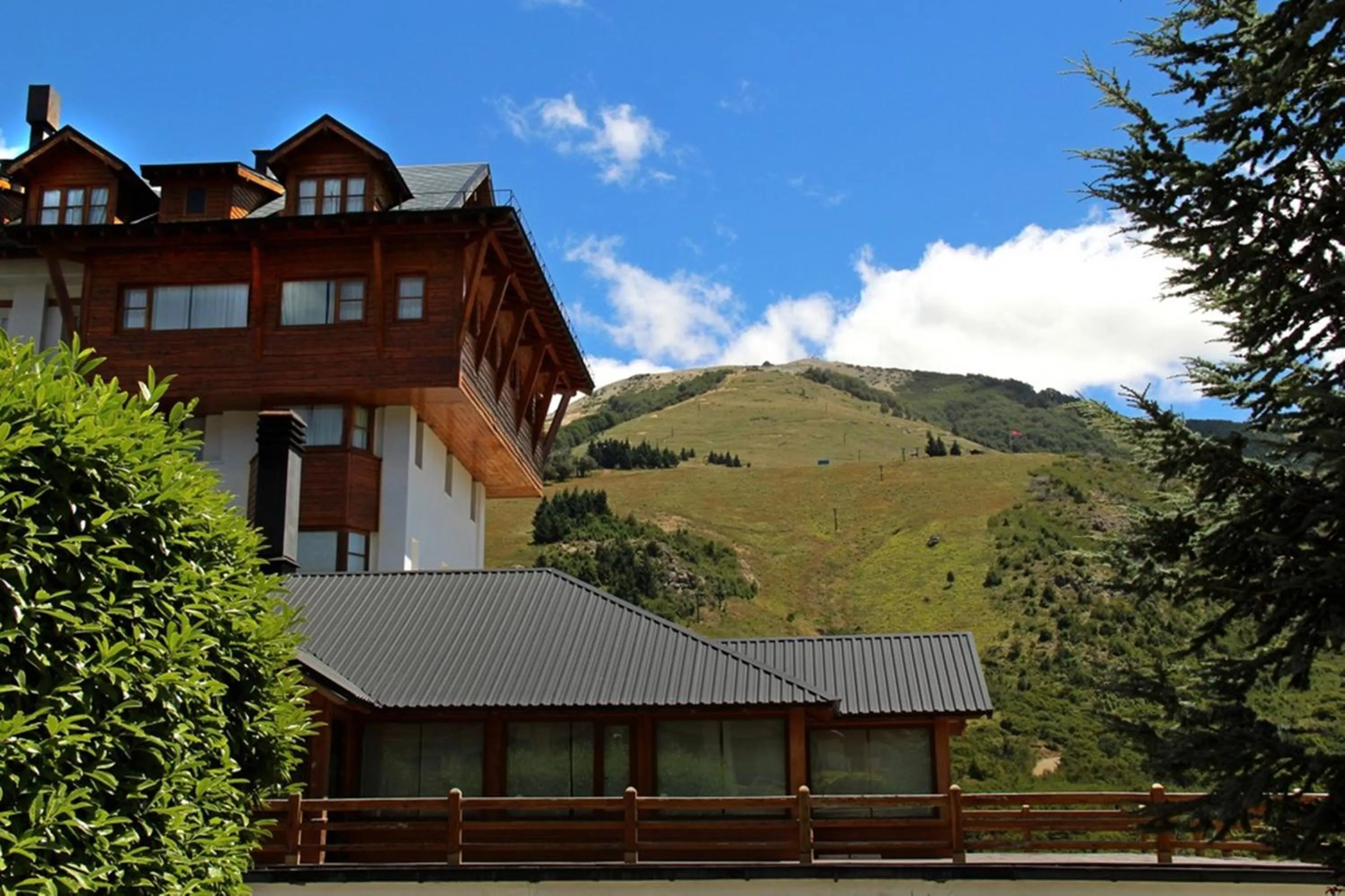 Facade/entrance in Hotel Catedral Patagonia Ski & Wellness