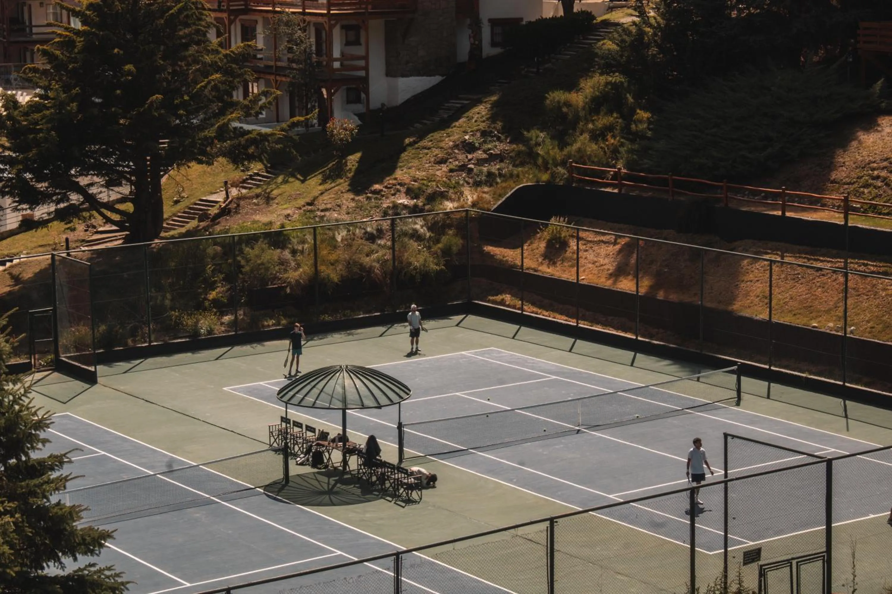 Tennis court in Hotel Catedral Patagonia Ski & Wellness