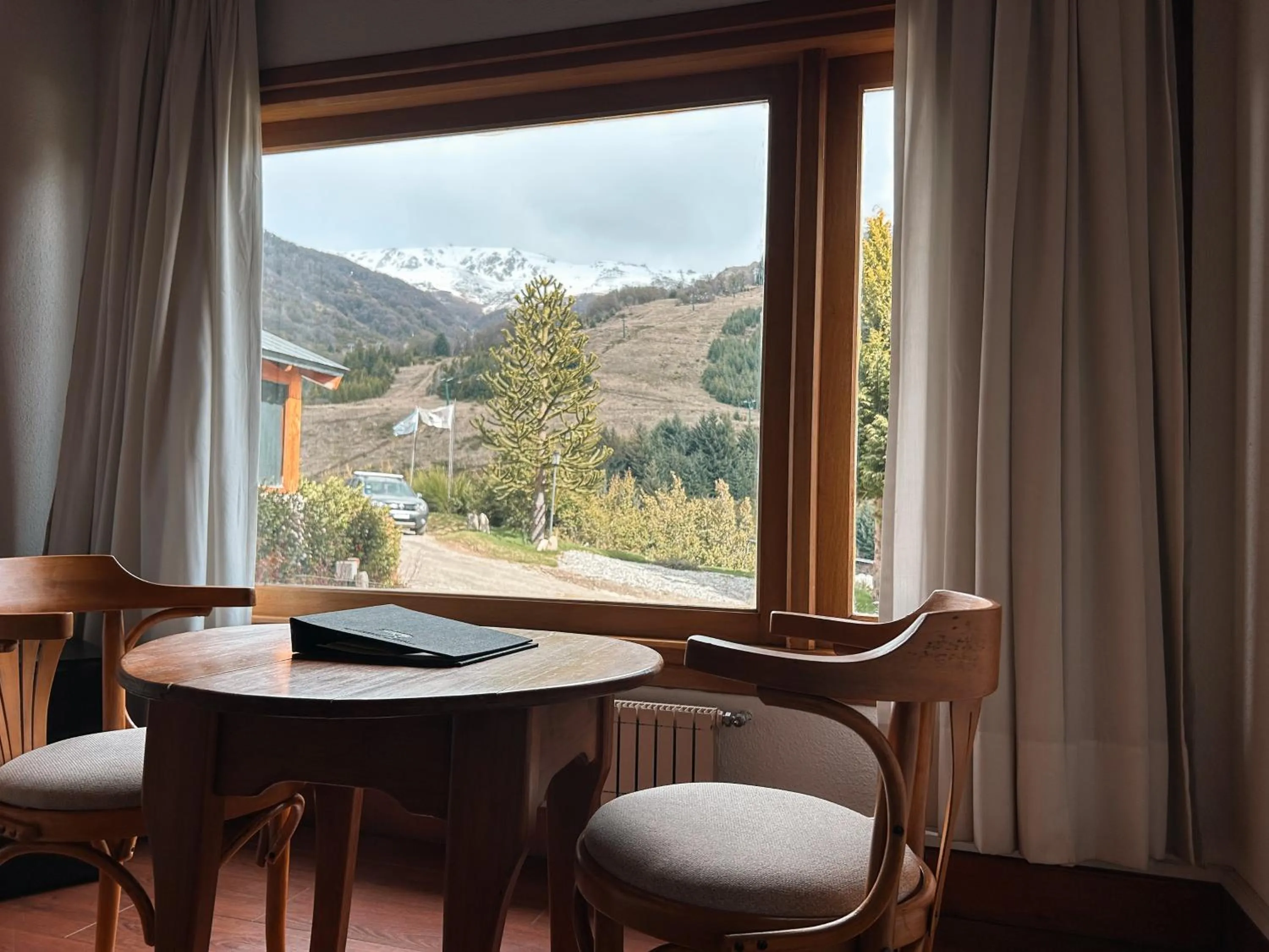 Dining area in Hotel Catedral Patagonia Ski & Wellness