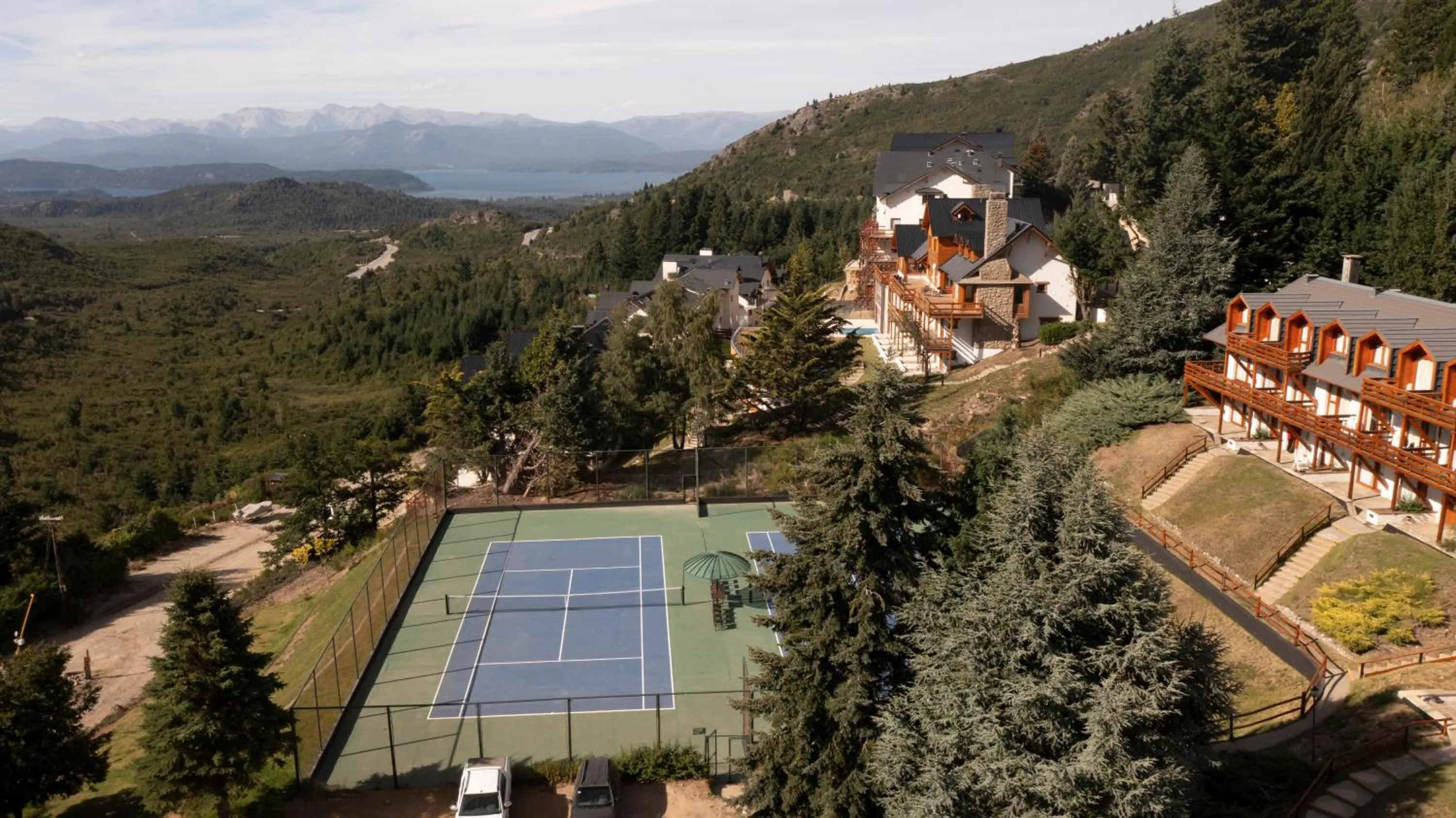 Tennis court in Hotel Catedral Patagonia Ski & Wellness