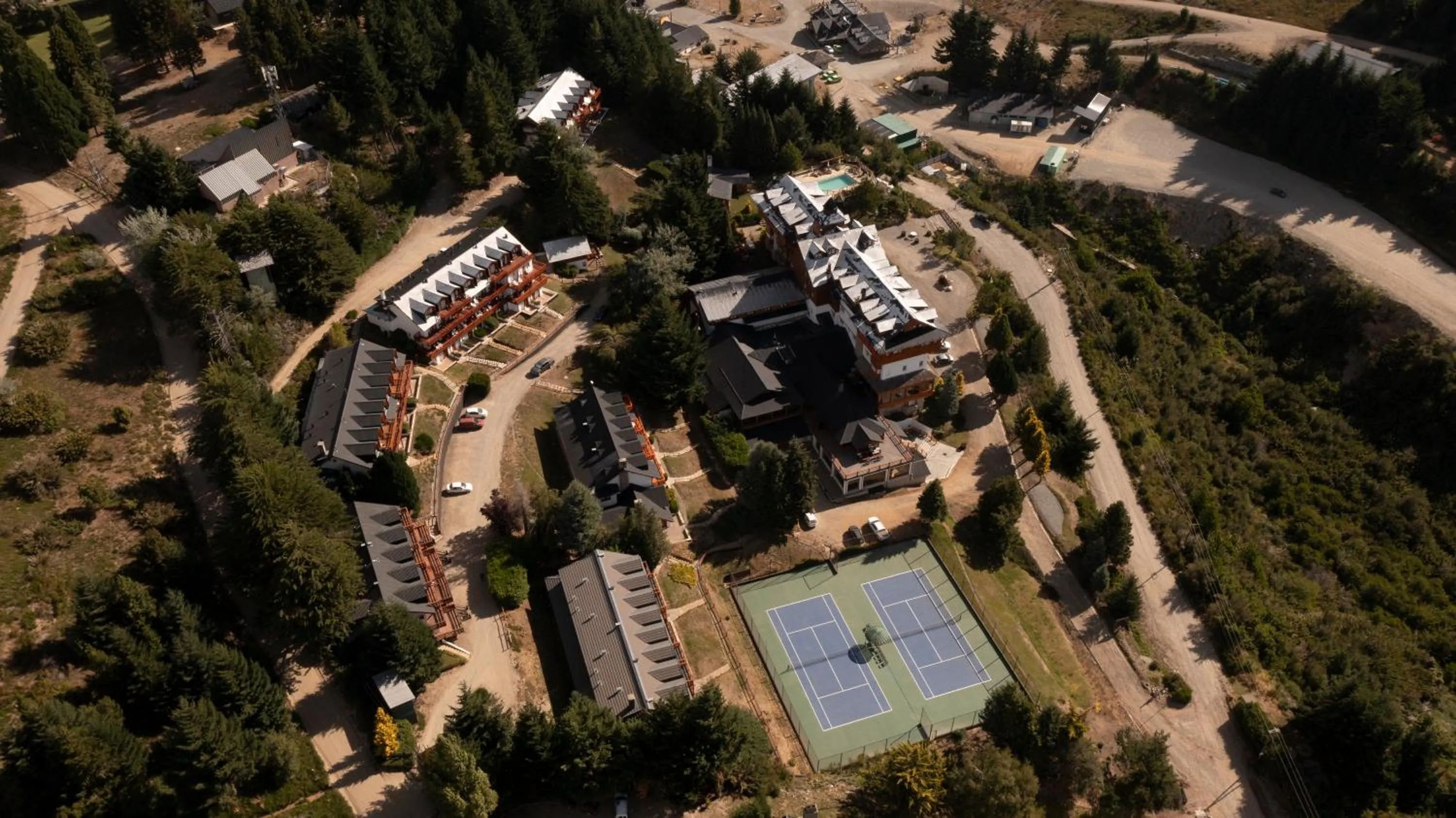 Tennis court in Hotel Catedral Patagonia Ski & Wellness
