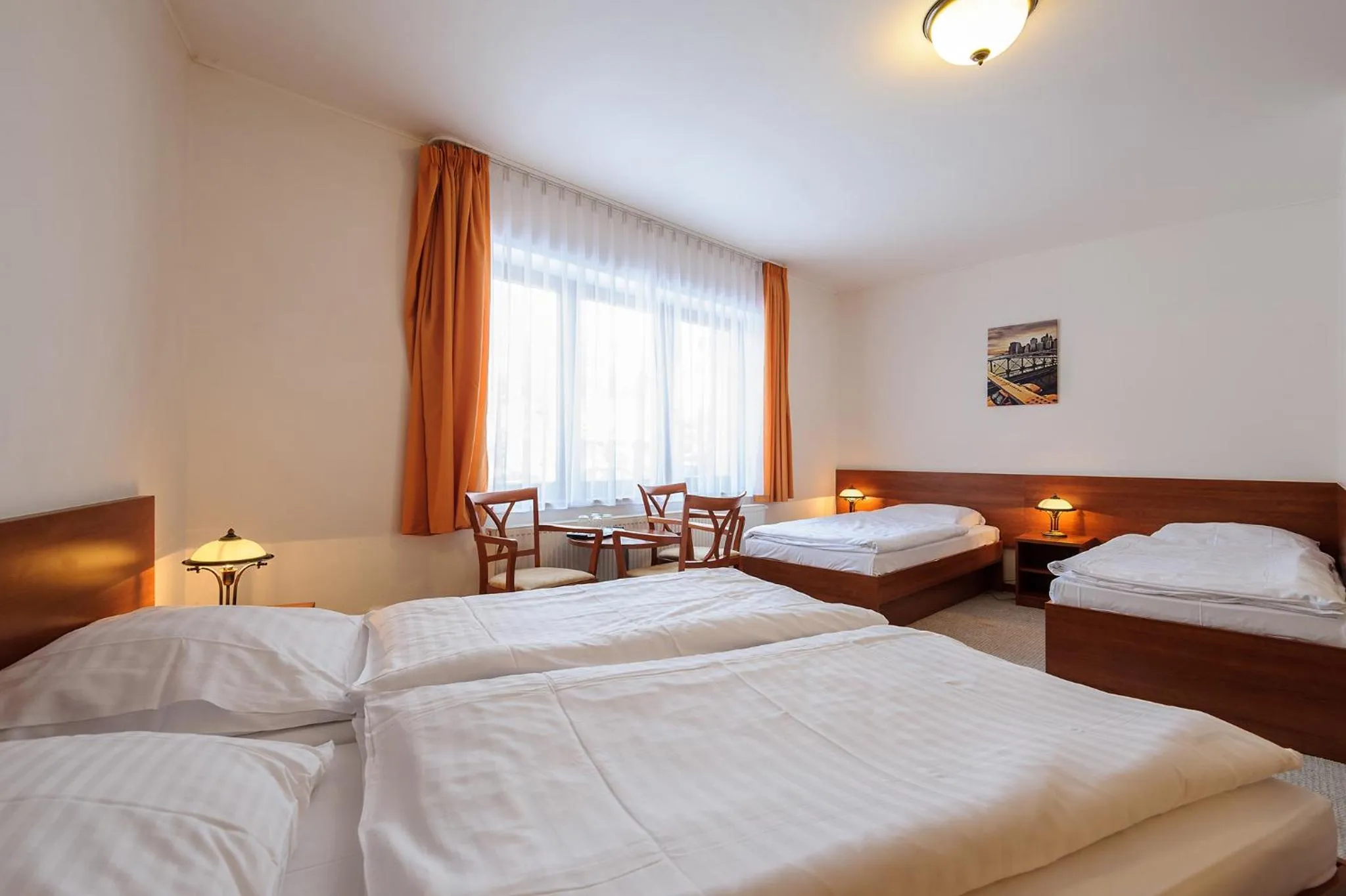 Photo of the whole room, Bed in Alexis