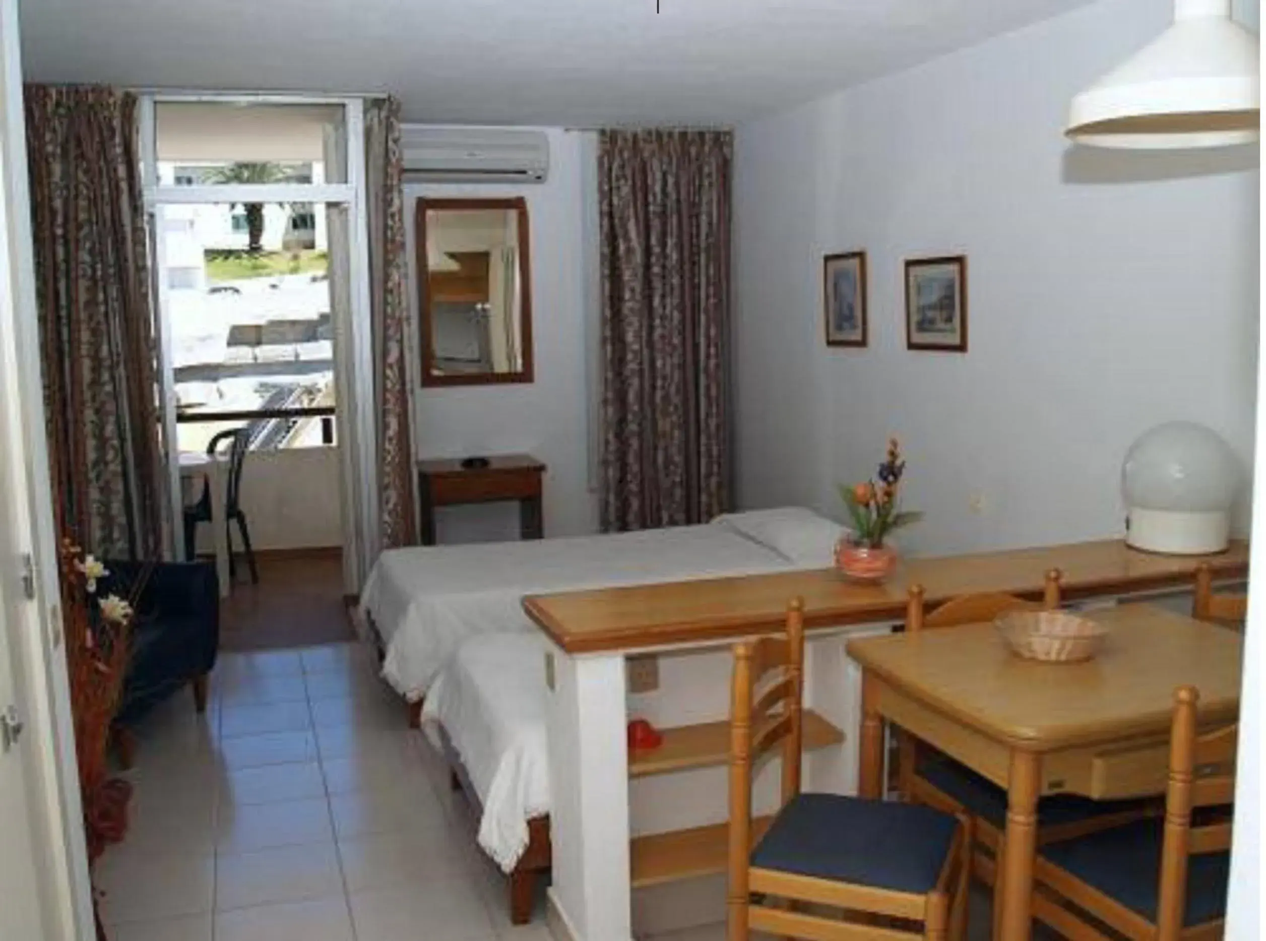 Living room, Bed in Edificio Albufeira Apartamentos A. Local - Albuturismo Lda Living room, Bed in Edificio Albufeira Apartamentos A. Local - Albuturismo Lda