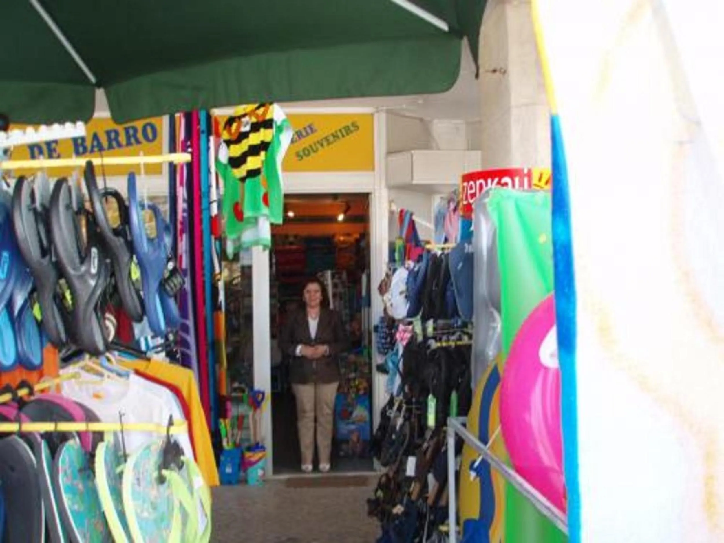 On-site shops in Edificio Albufeira Apartamentos A. Local - Albuturismo Lda