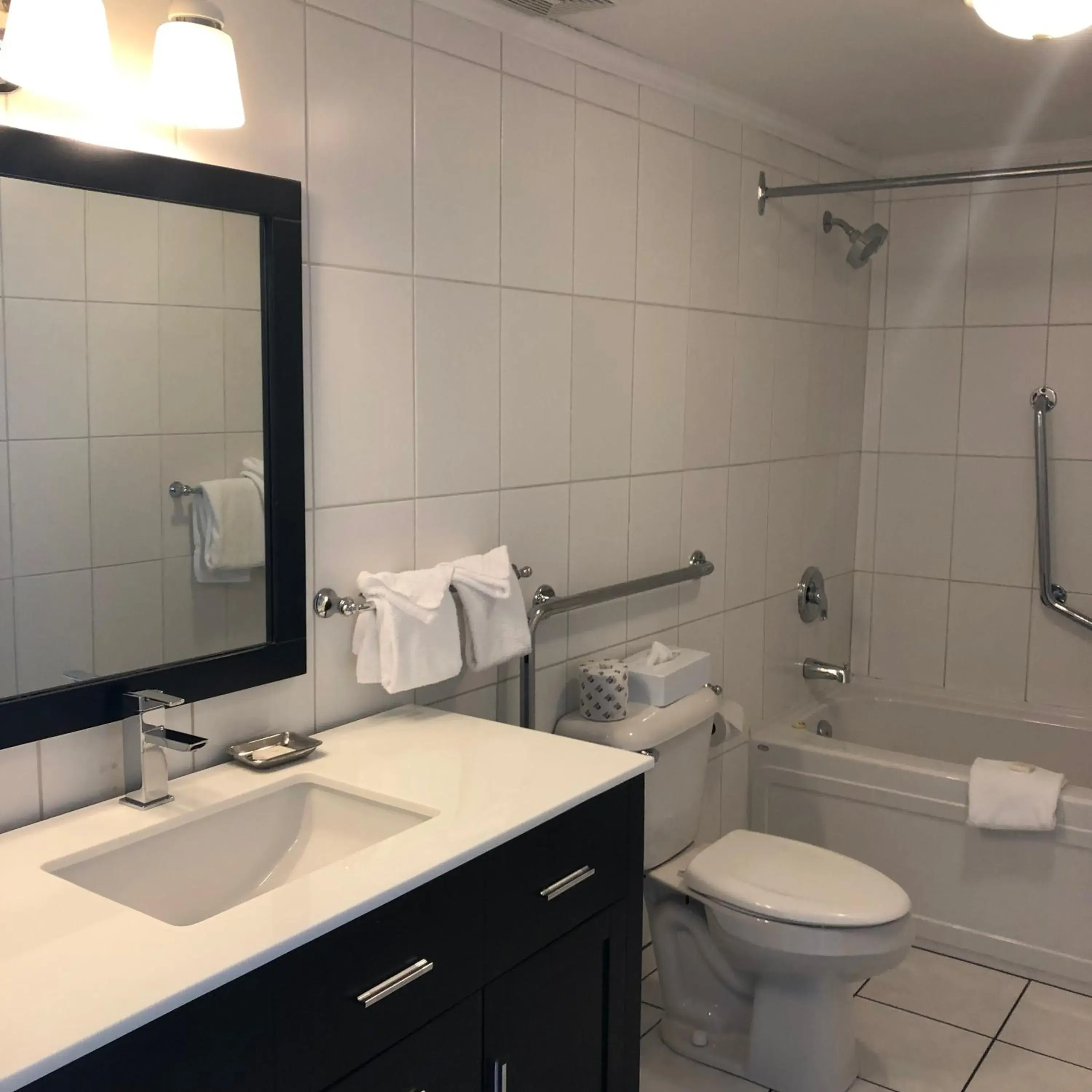 Deluxe King Room in Regent Hotel Revelstoke Deluxe King Room in Regent Hotel Revelstoke