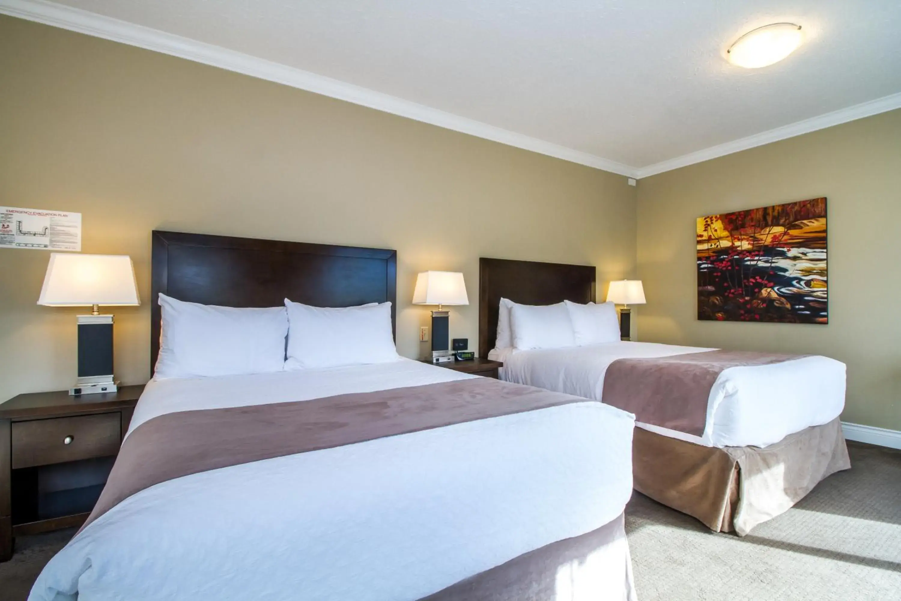 Deluxe Queen Room with Two Queen Beds in Regent Hotel Revelstoke Deluxe Queen Room with Two Queen Beds in Regent Hotel Revelstoke