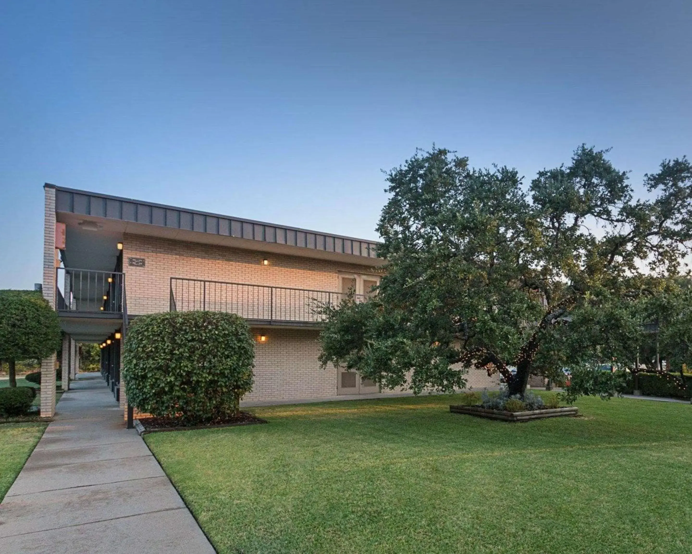 Property building in Quality Inn Property building in Quality Inn