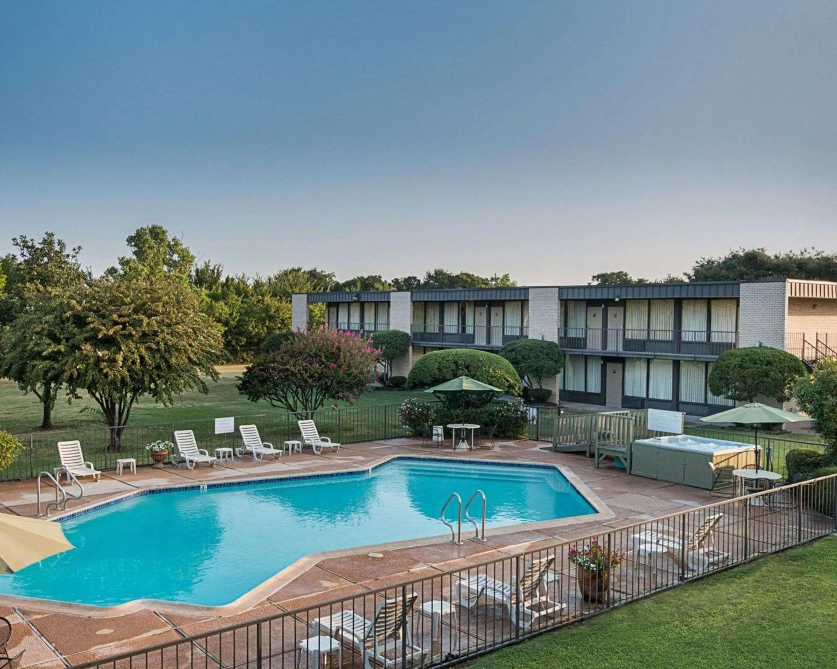 Swimming pool in Quality Inn Ennis