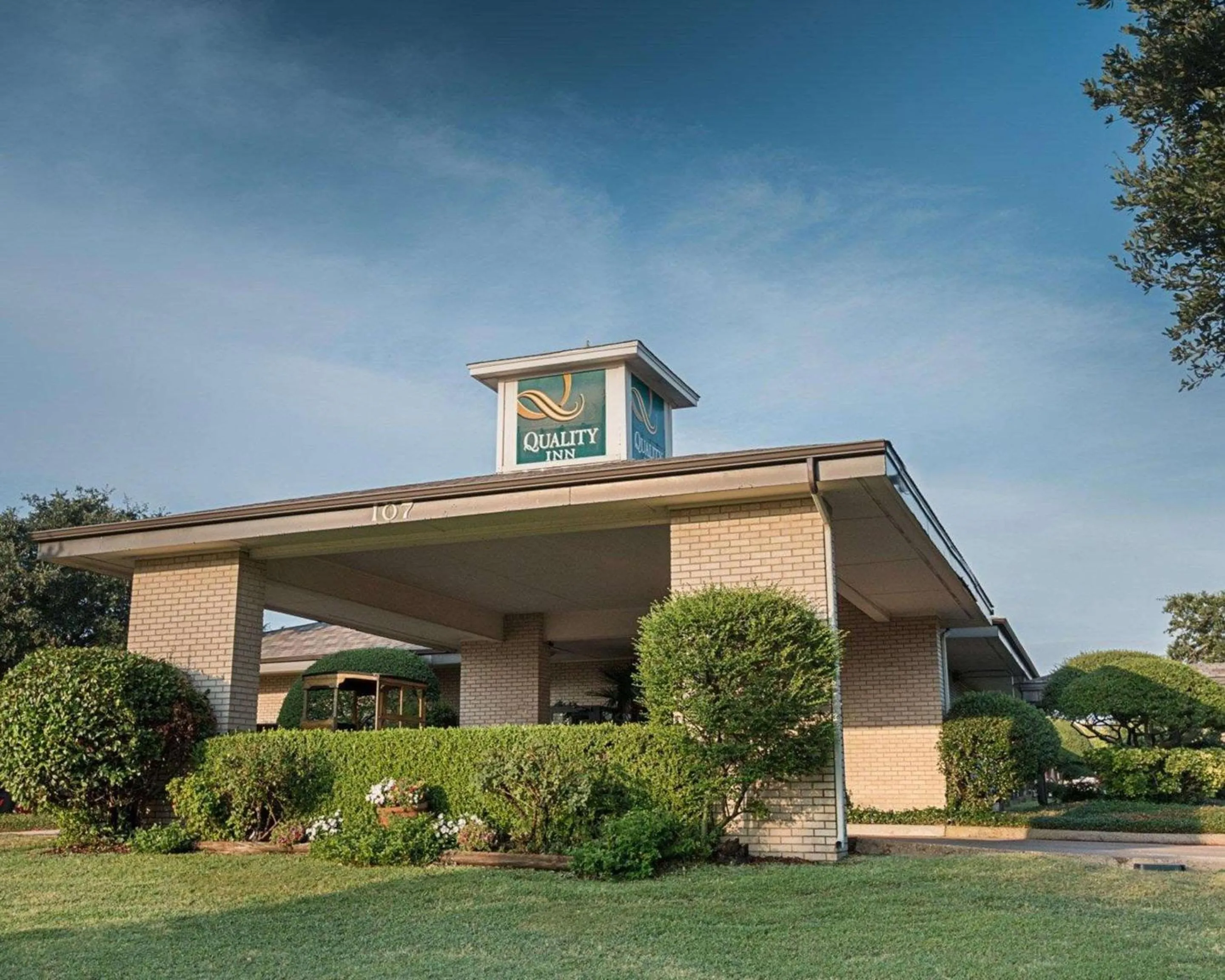 Property building in Quality Inn Ennis