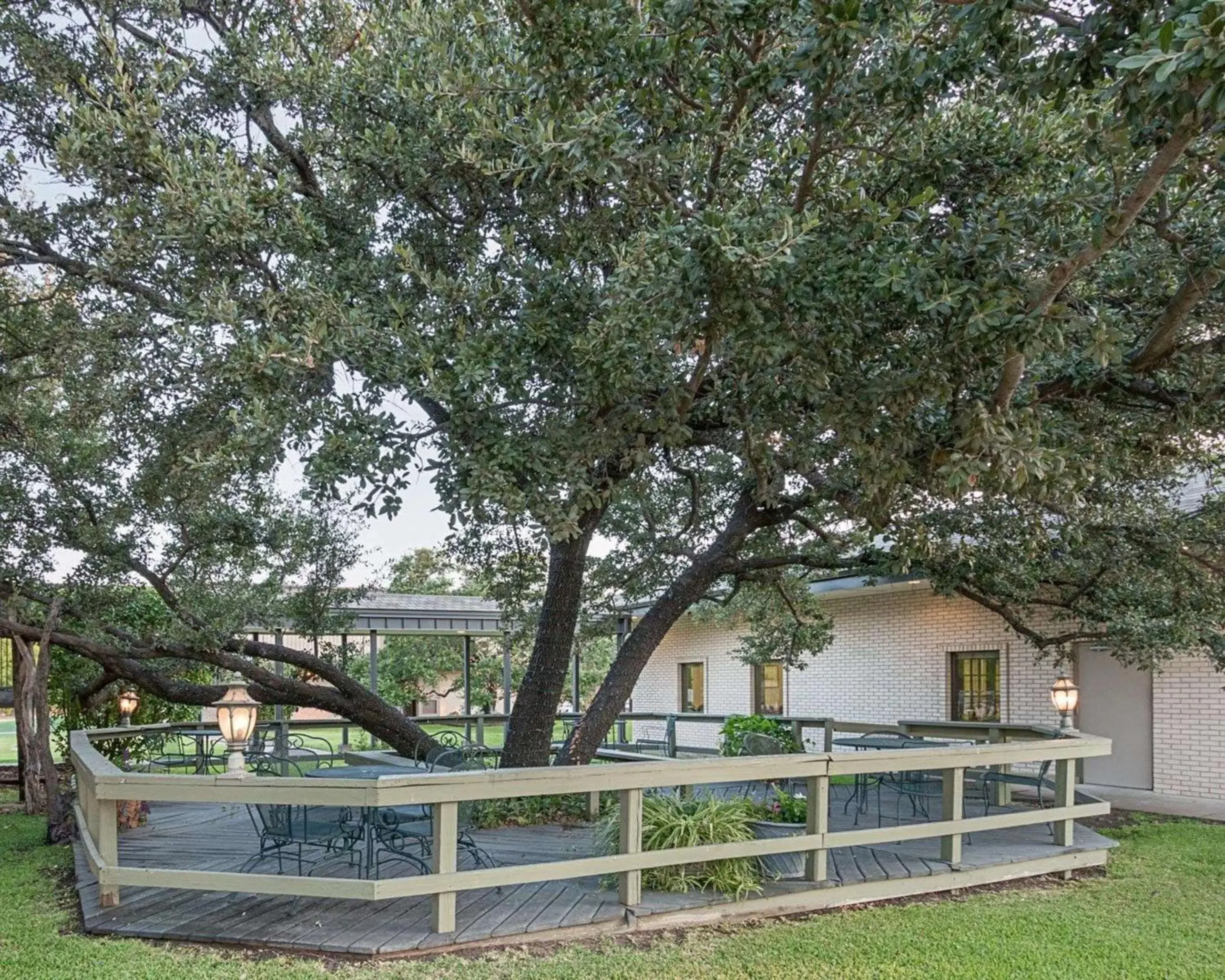 Property building in Quality Inn Property building in Quality Inn