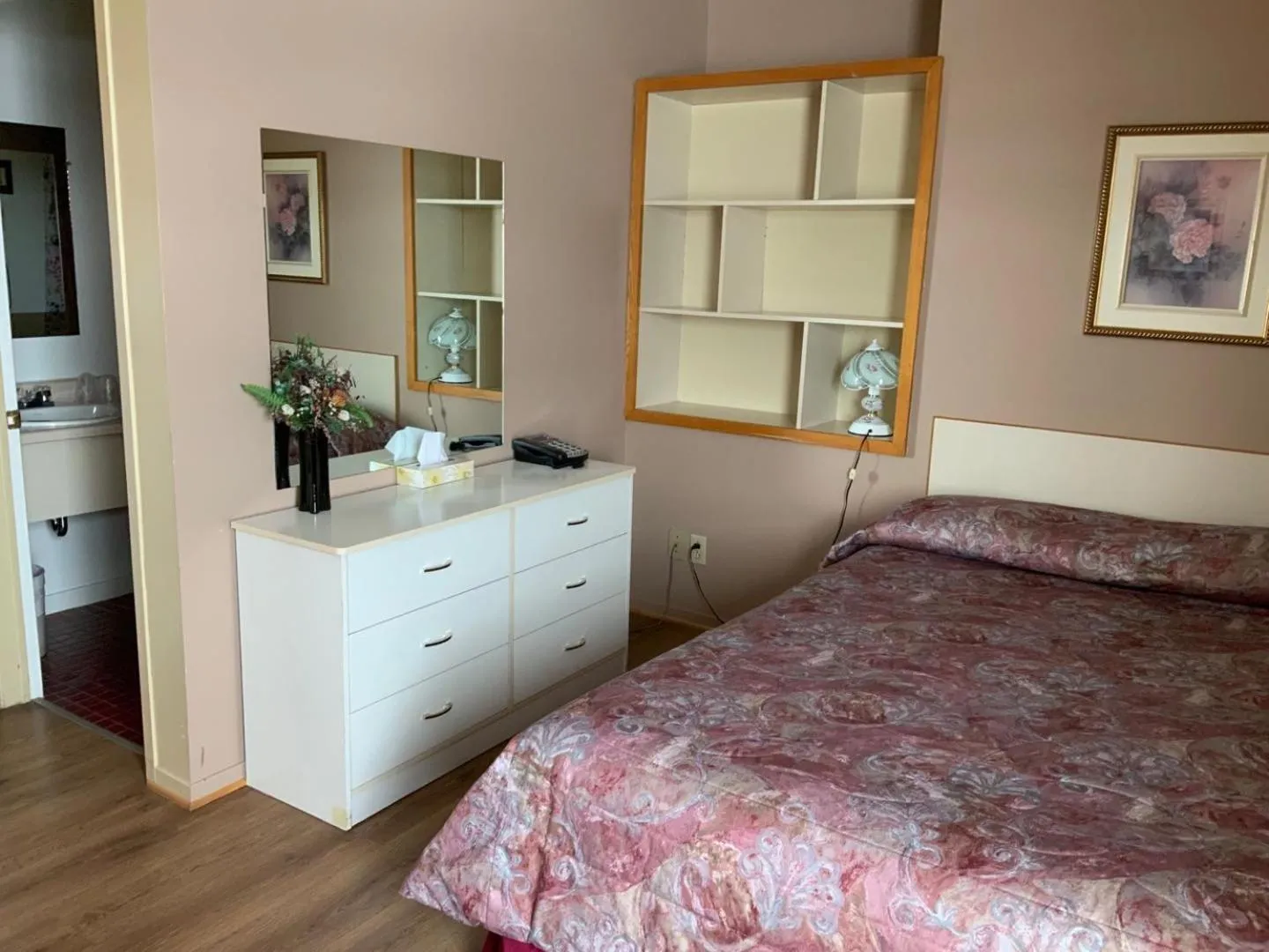 Bed in Motel Rayalco